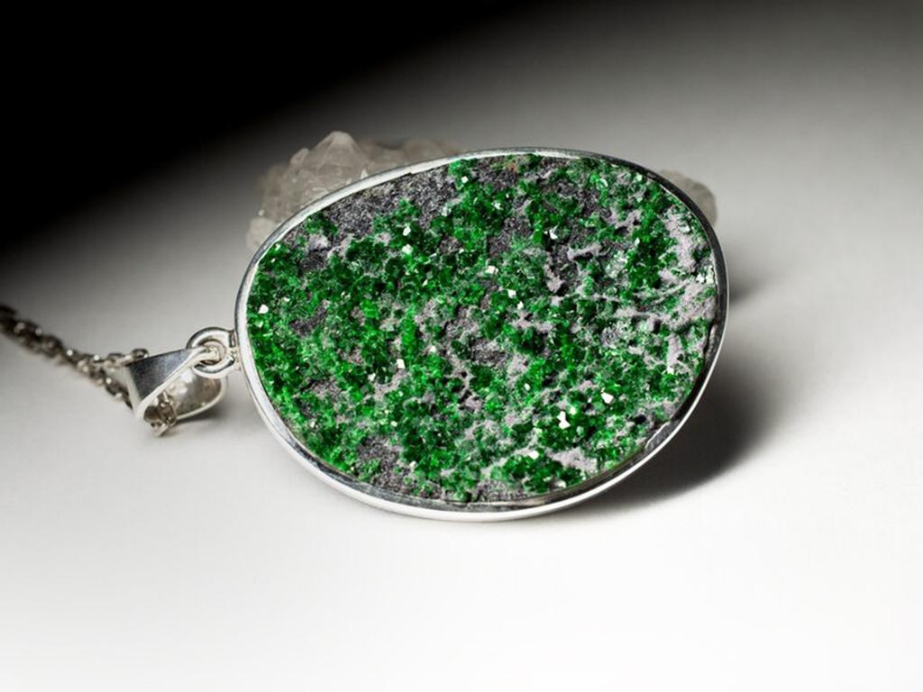 Grande ciondolo in argento con Uvarovite naturale (raro Greene & Greene) 
peso del ciondolo  - 16,93 grammi
lunghezza del ciondolo - 2,17 in / 54 mm
Misure della pietra - 0,16 x 1,14 х 1,54 in / 4 х 29 х 39 mm