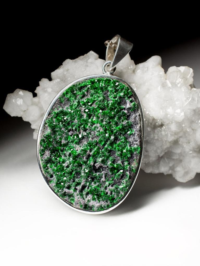 Big Uvarovite Silver Pendant Natural Green Garnet Gemstone Unisex Jewelry  In New Condition For Sale In Berlin, DE