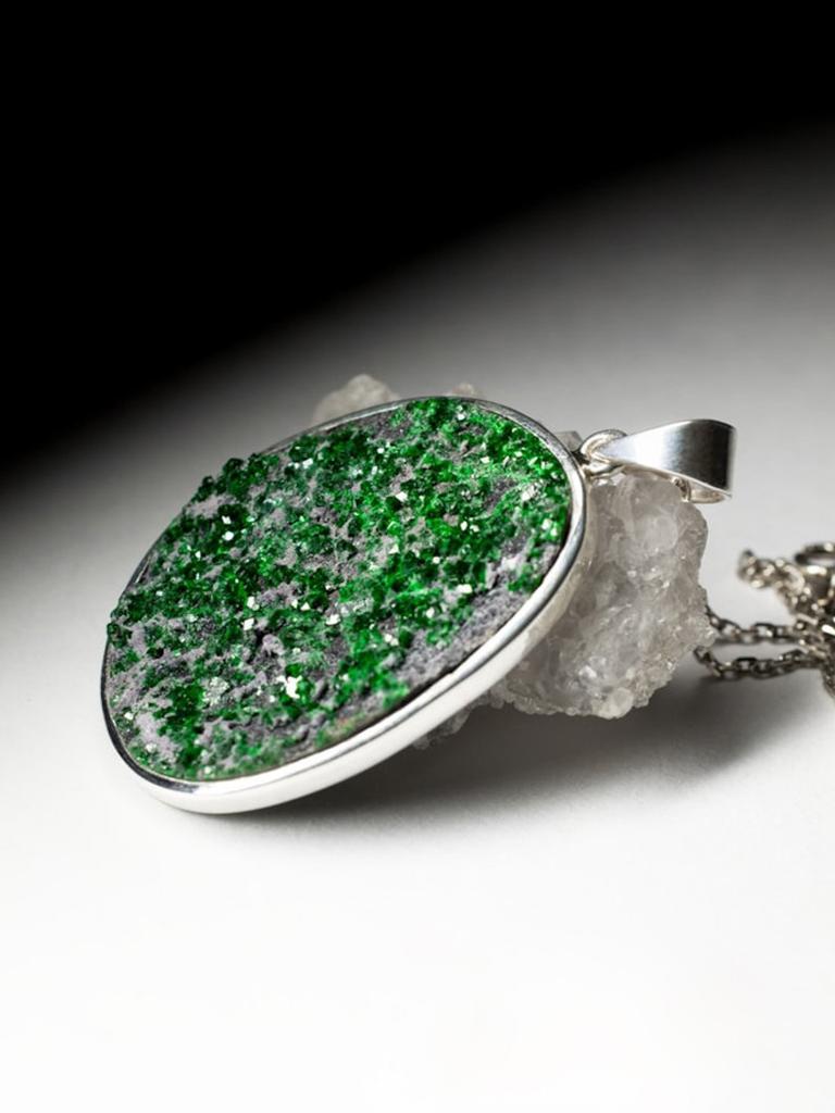 Big Uvarovite Silver Pendant Natural Green Garnet Gemstone Unisex Jewelry  For Sale 2