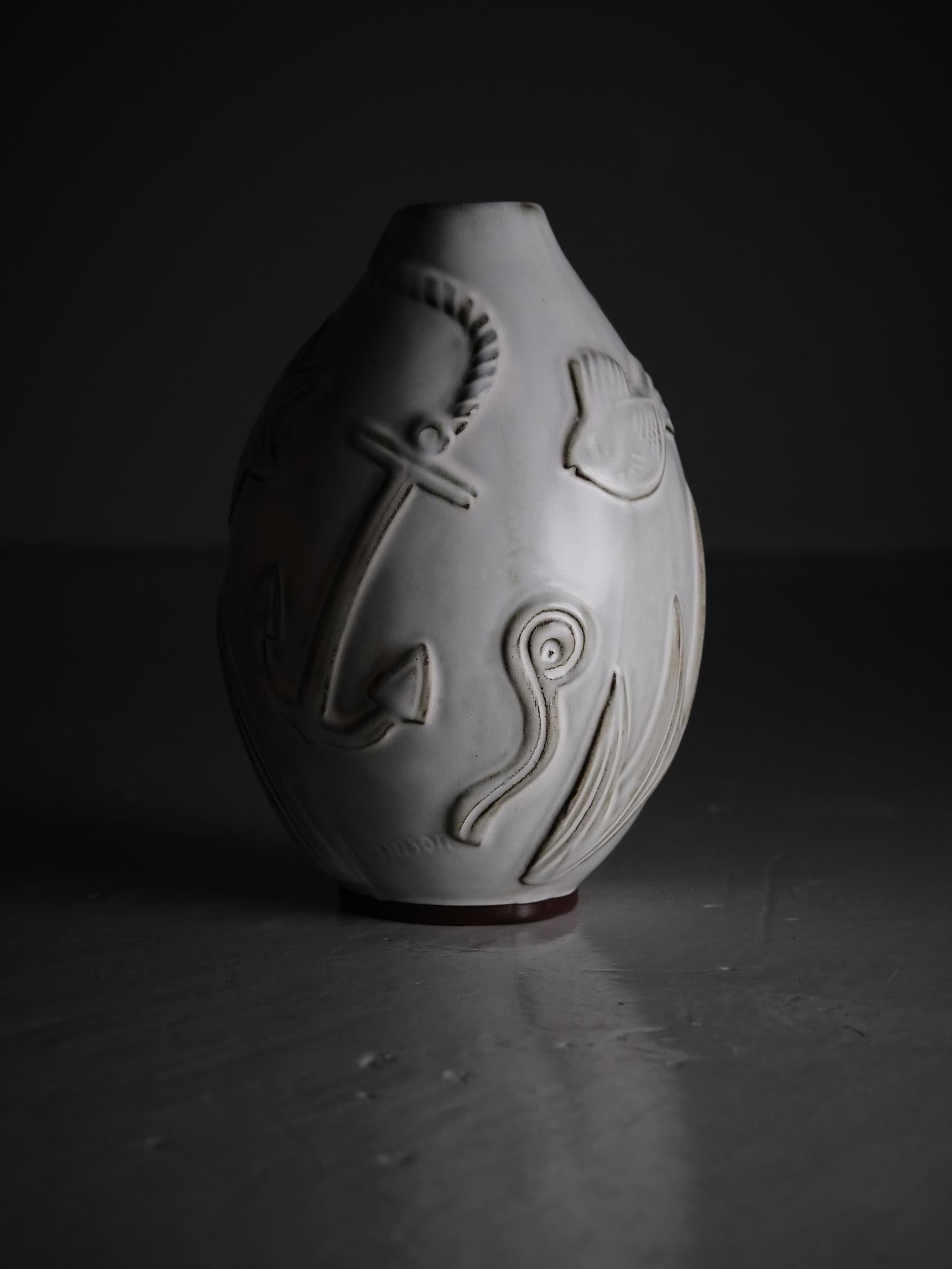 Magnifique vase en faïence conçu par Anna-Lisa Thomson pour Upsala Ekeby, Suède, dans les années 1940. 

De bonne taille et de forme inhabituelle avec un motif de paysage marin. Glace blanche.