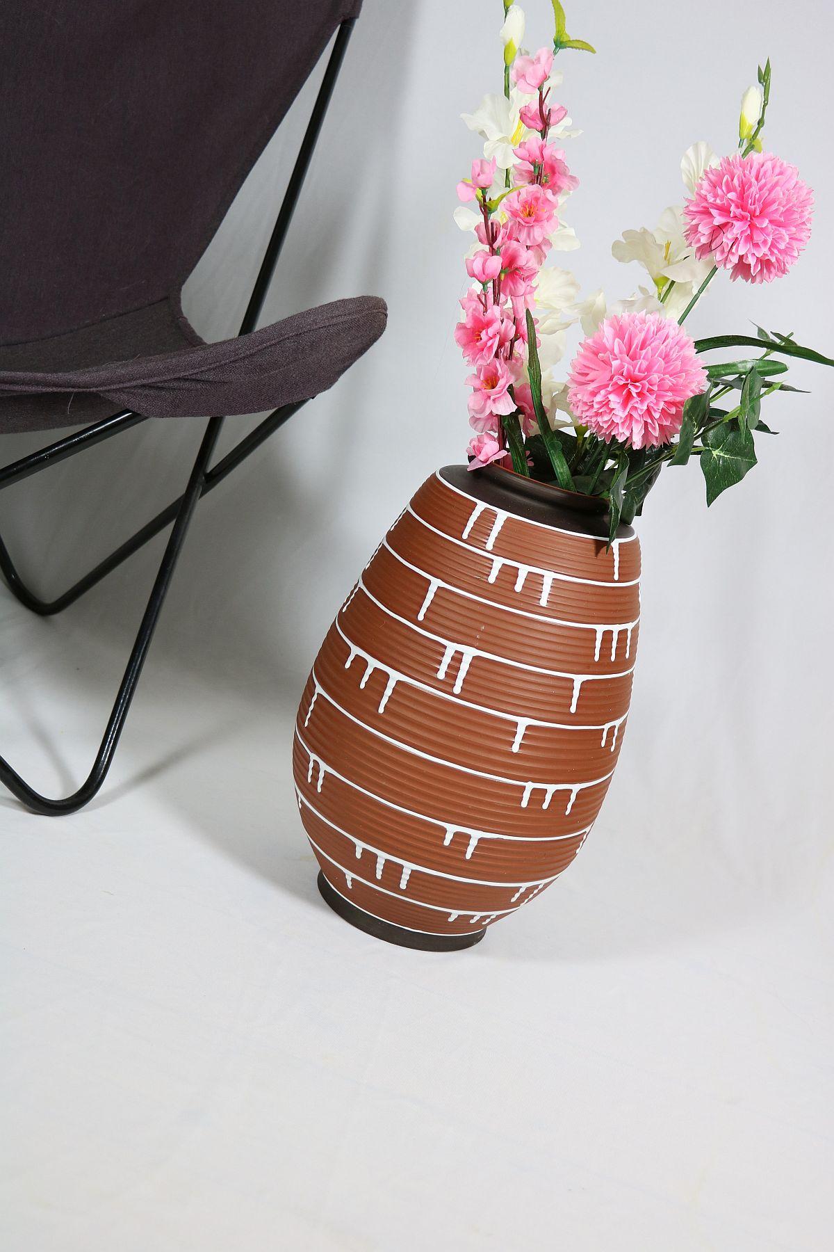 Beautiful pottery vase from Germany.
Manufacturer: Ilkra
Earth colors that goes with very much.

Handmade.

For large bouquets because 40 cm / 15.75 inch high.

Very well preserved