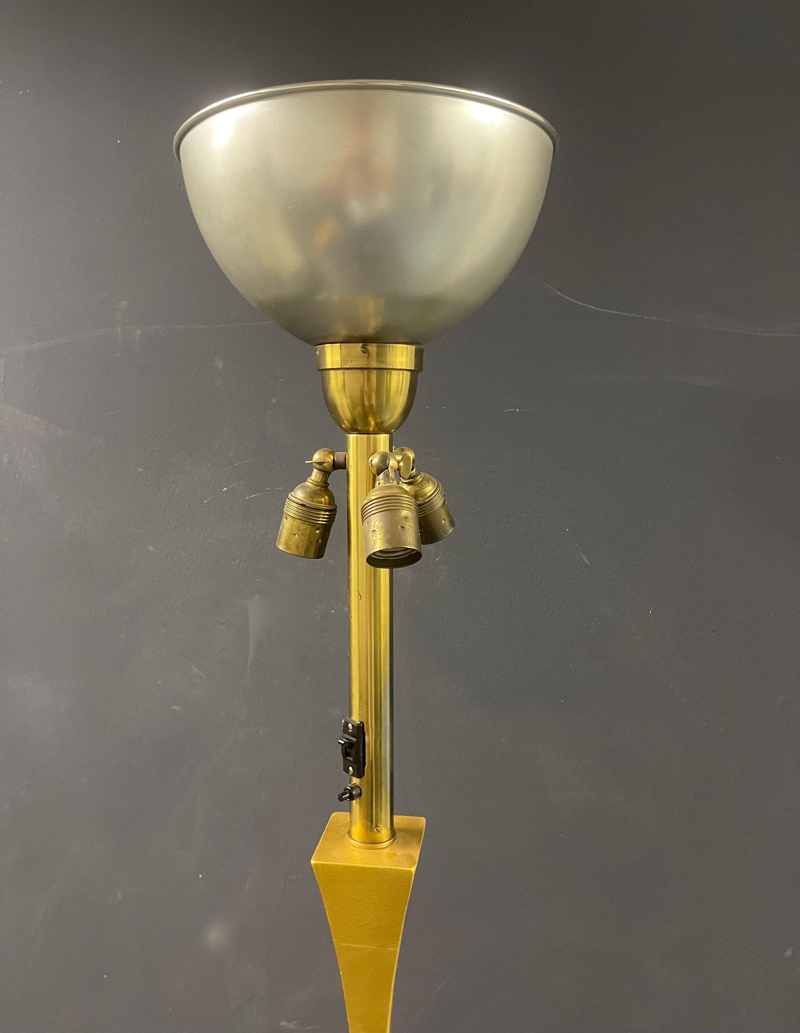Allemand Grand lampadaire doré des Vereinigte Werkstätten en vente