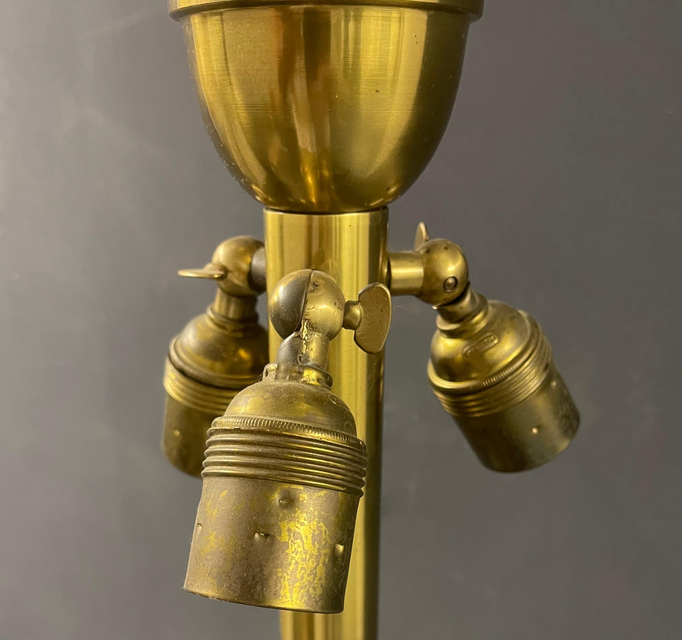 Fin du 20e siècle Grand lampadaire doré des Vereinigte Werkstätten en vente