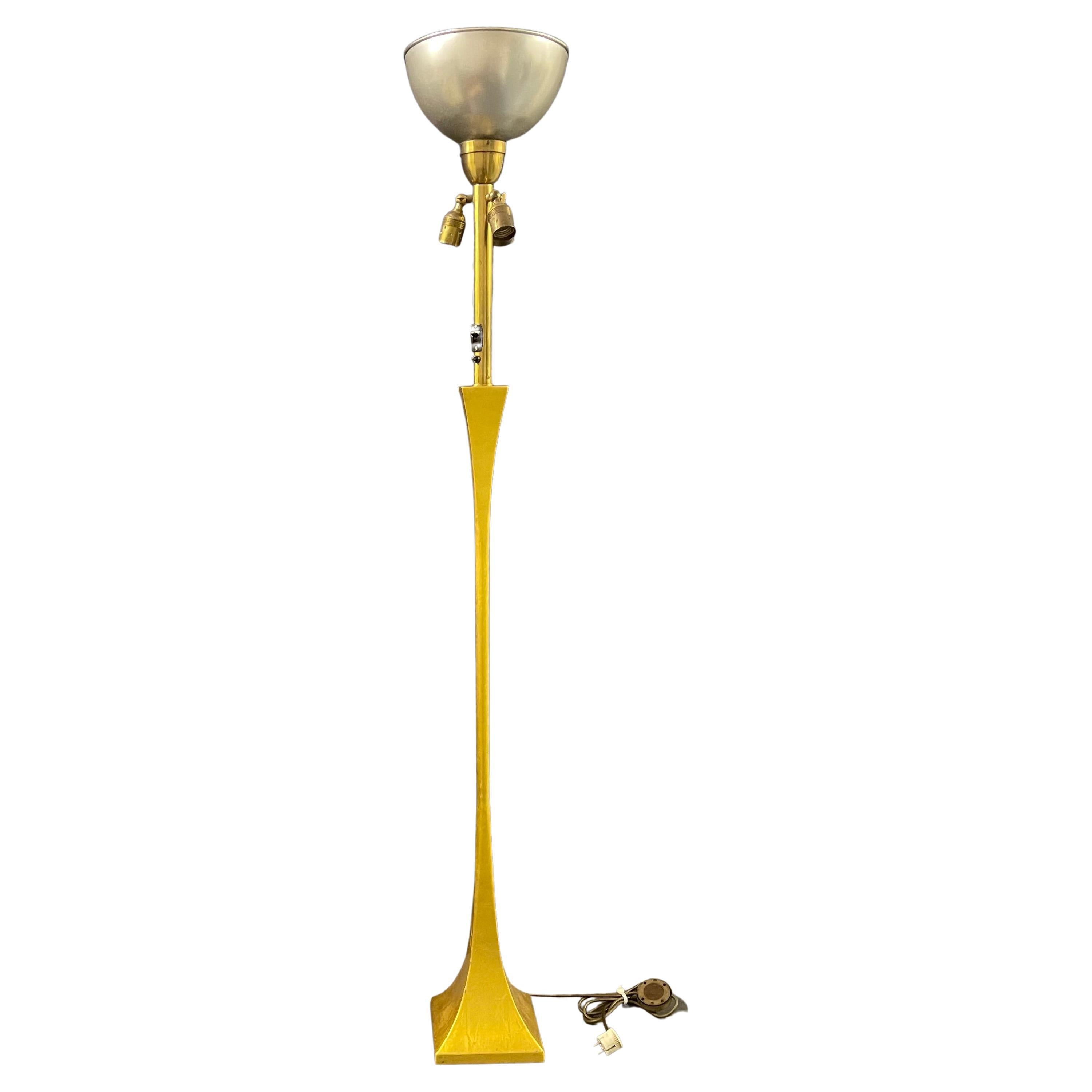 Grand lampadaire doré des Vereinigte Werkstätten en vente