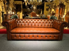 Grand canapé Chesterfield vintage du 20ème siècle en cuir marron avec assise boutonnée