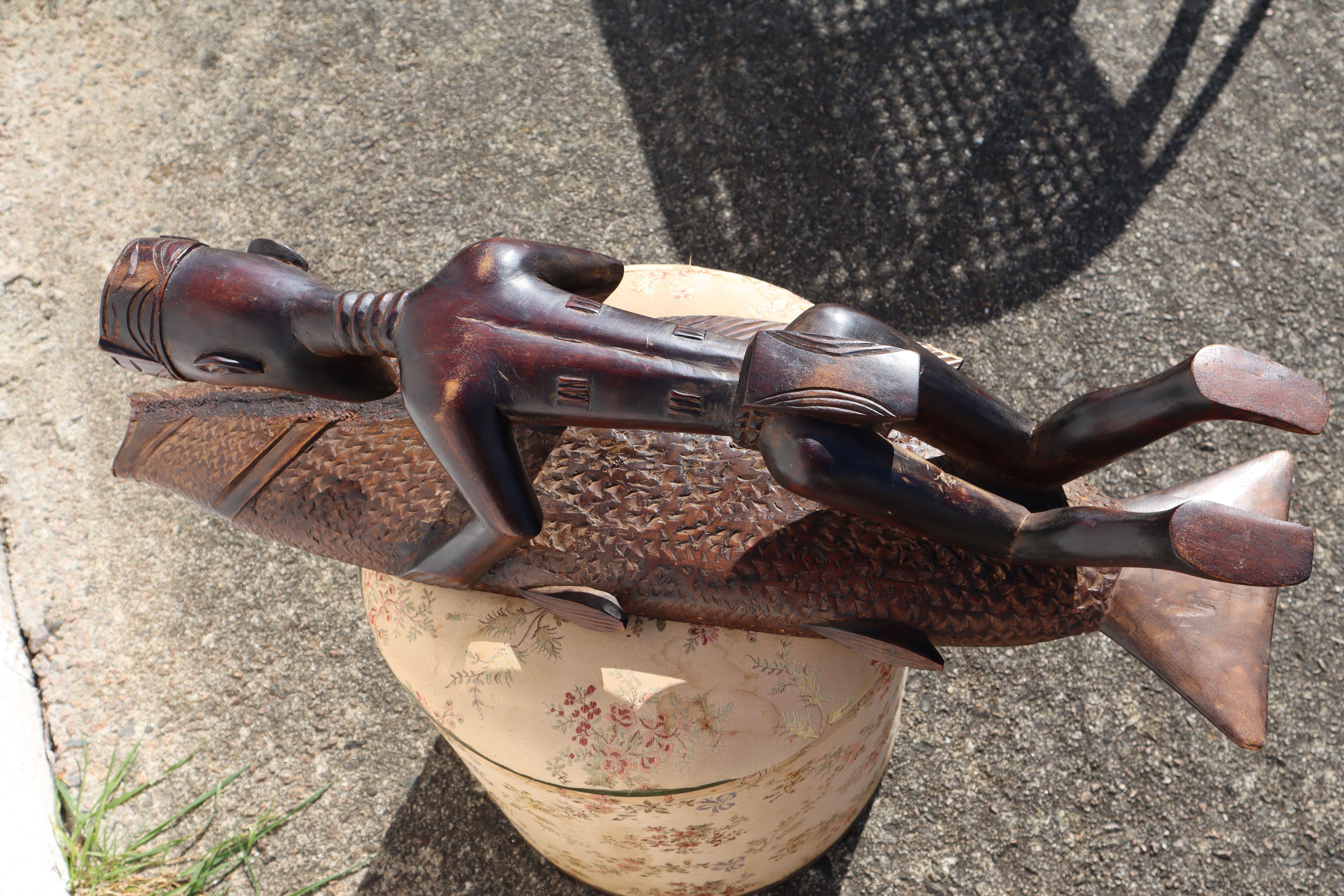 Große Vintage African Hand geschnitzt Ebenholz Statue - Liegendes Objekt Tischdekoration im Angebot 1