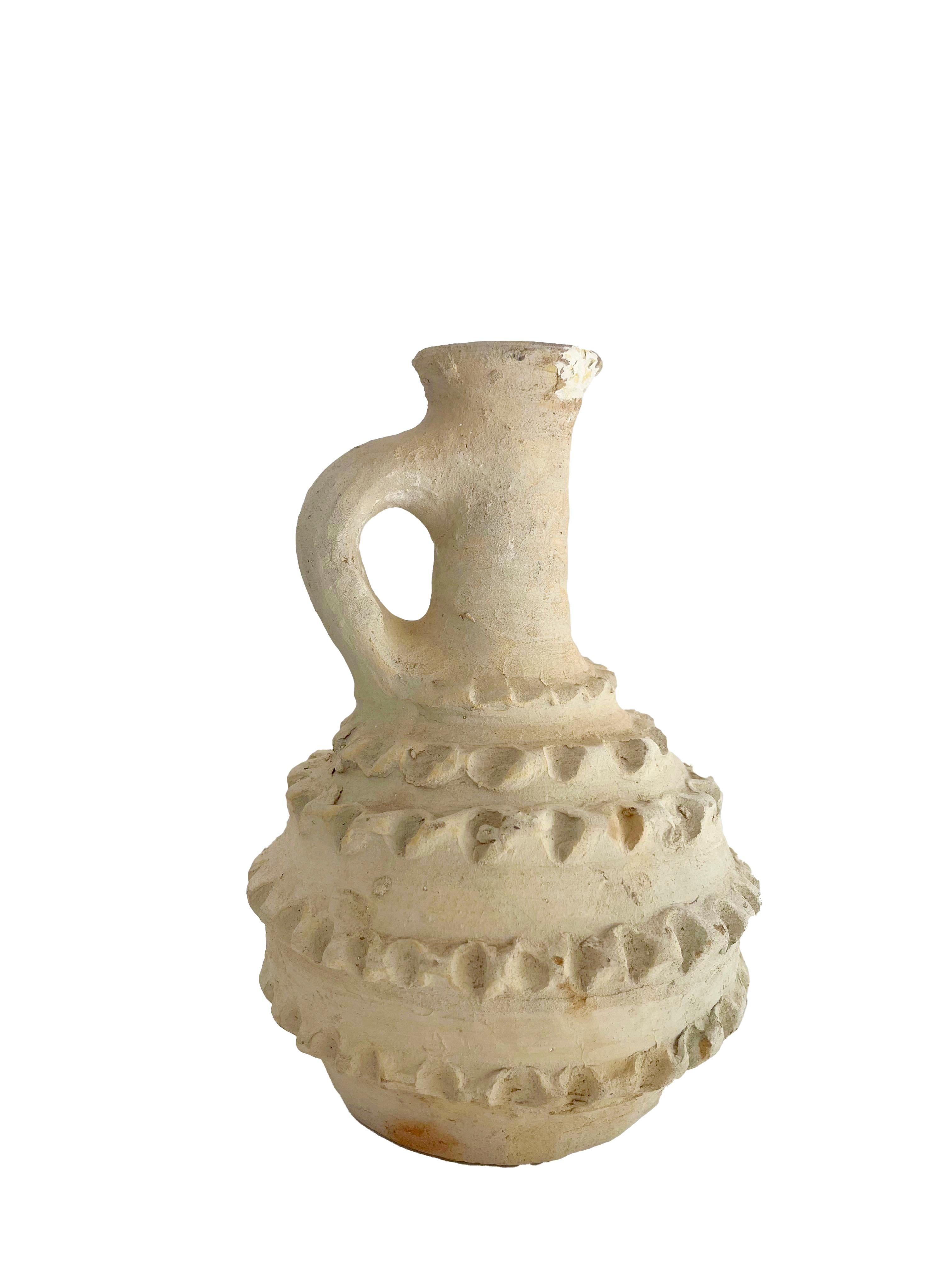 Ti presentiamo questa brocca vintage in ceramica, un pezzo unico che si distingue per il suo design originale e per il suo impeccabile stato di conservazione. Perfetta per aggiungere un tocco di eleganza rustica a qualsiasi spazio, questa brocca è