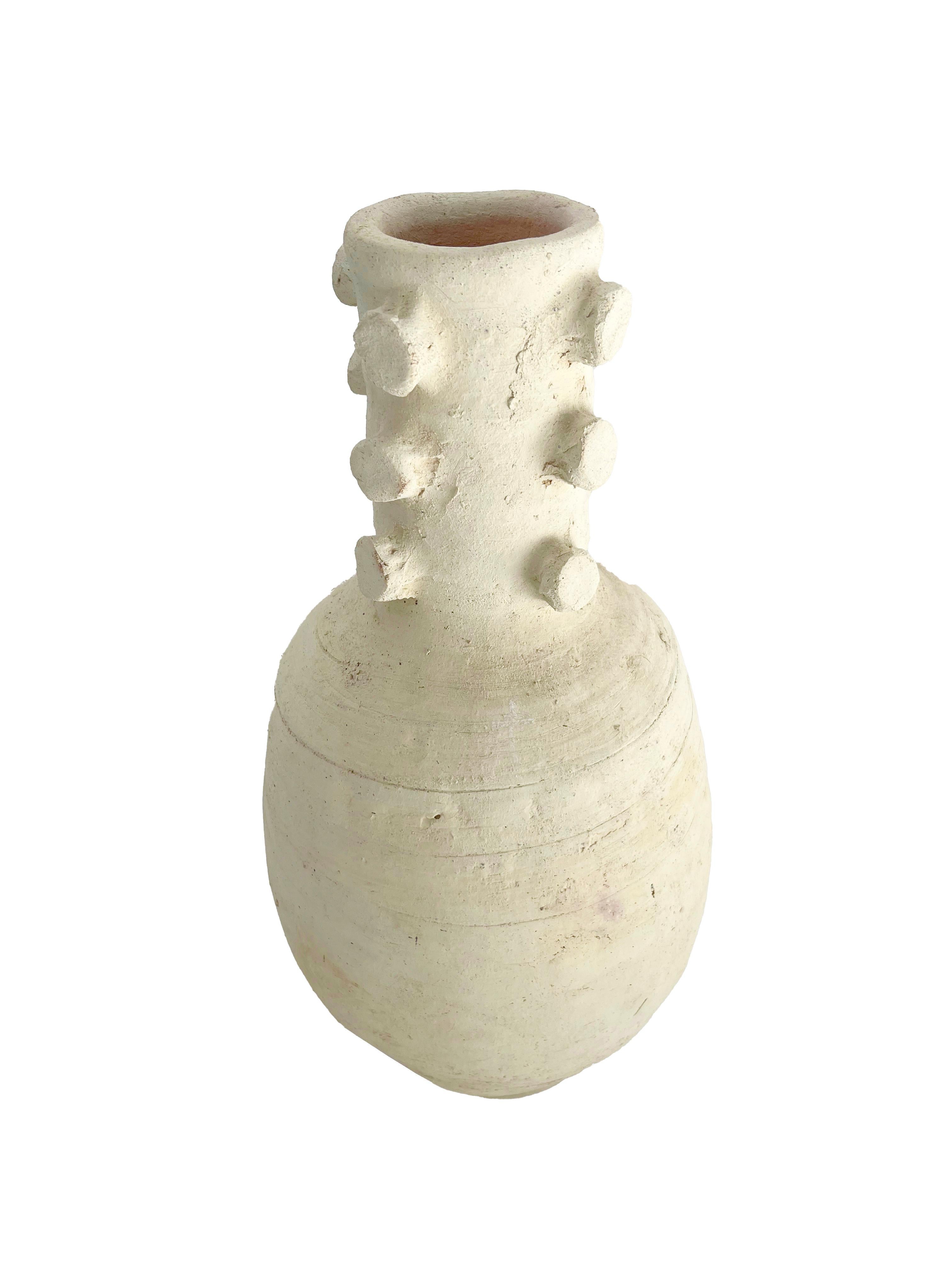 Ti presentiamo questo vaso vintage in ceramica, un pezzo unico che si distingue per il suo design originale e il suo impeccabile stato di conservazione. Perfetto per aggiungere un tocco di eleganza rustica a qualsiasi spazio, questo vaso è sia