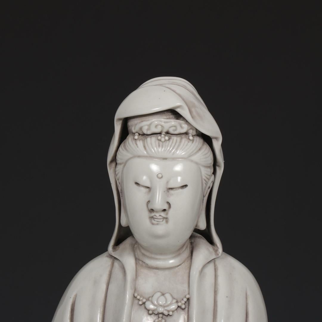Big Vintage Chinese White Glazing Sitting Guan Yin Buddha Statue In Fair Condition In 景德镇市, CN