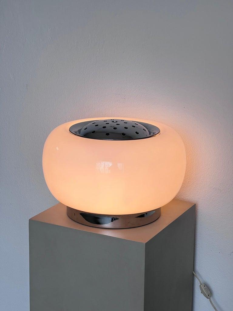 Fin du 20e siècle Bigli lampe de table vintage italienne en verre opalin, 1970 Carlo Nason chromé en vente