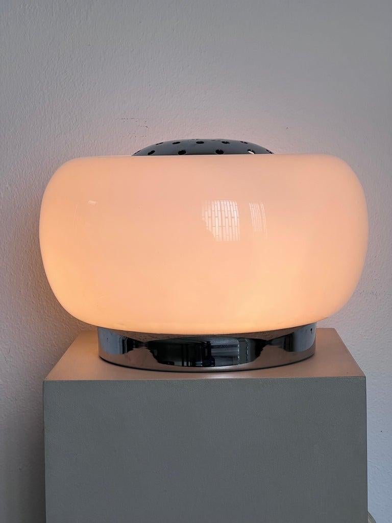 Métal Bigli lampe de table vintage italienne en verre opalin, 1970 Carlo Nason chromé en vente