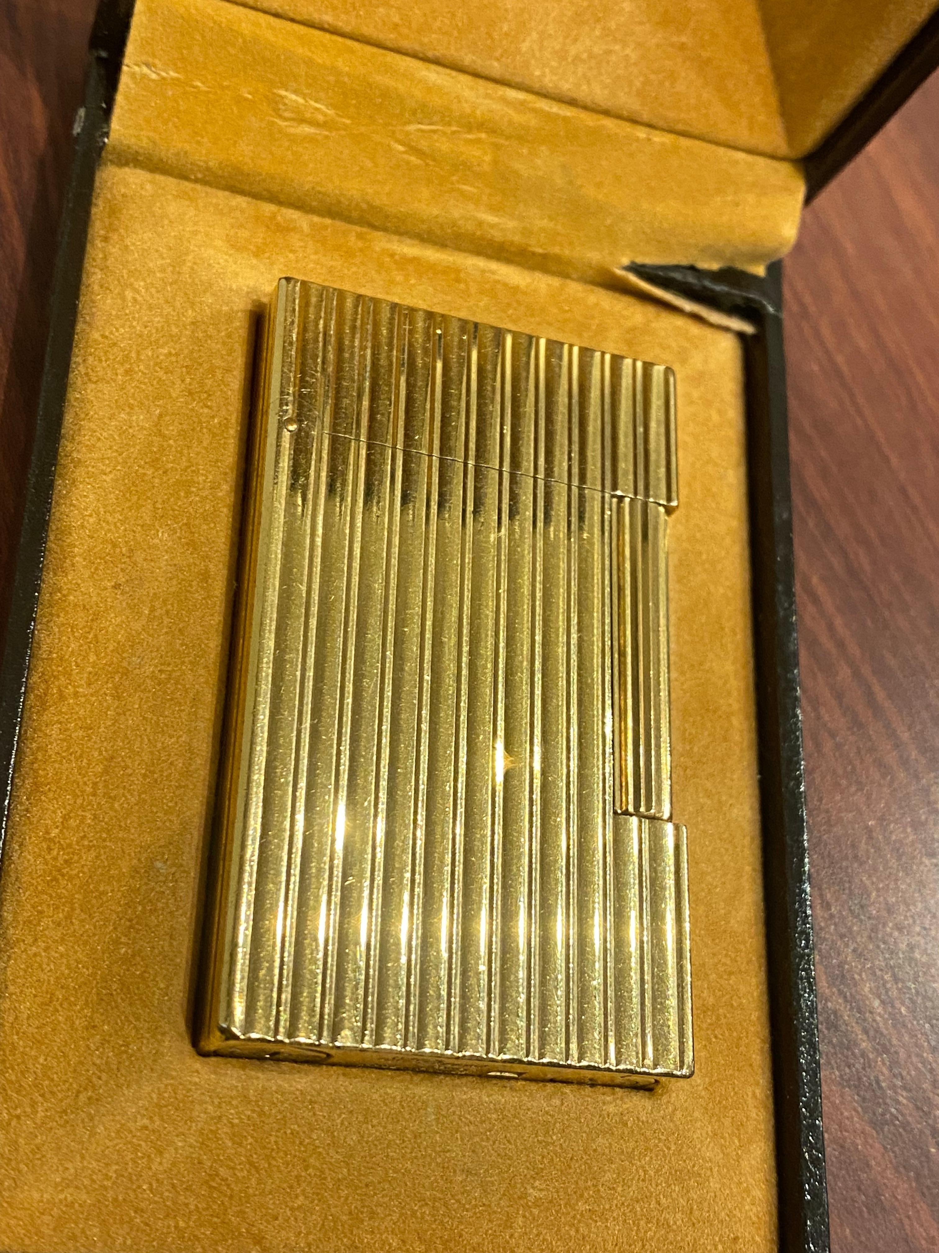Fine & Rare Vintage c1980's Dupont Linie 2 / Ligne 2 Feuerzeug, 
vergoldet, im vertikalen Streifendesign 

Gestempelt 