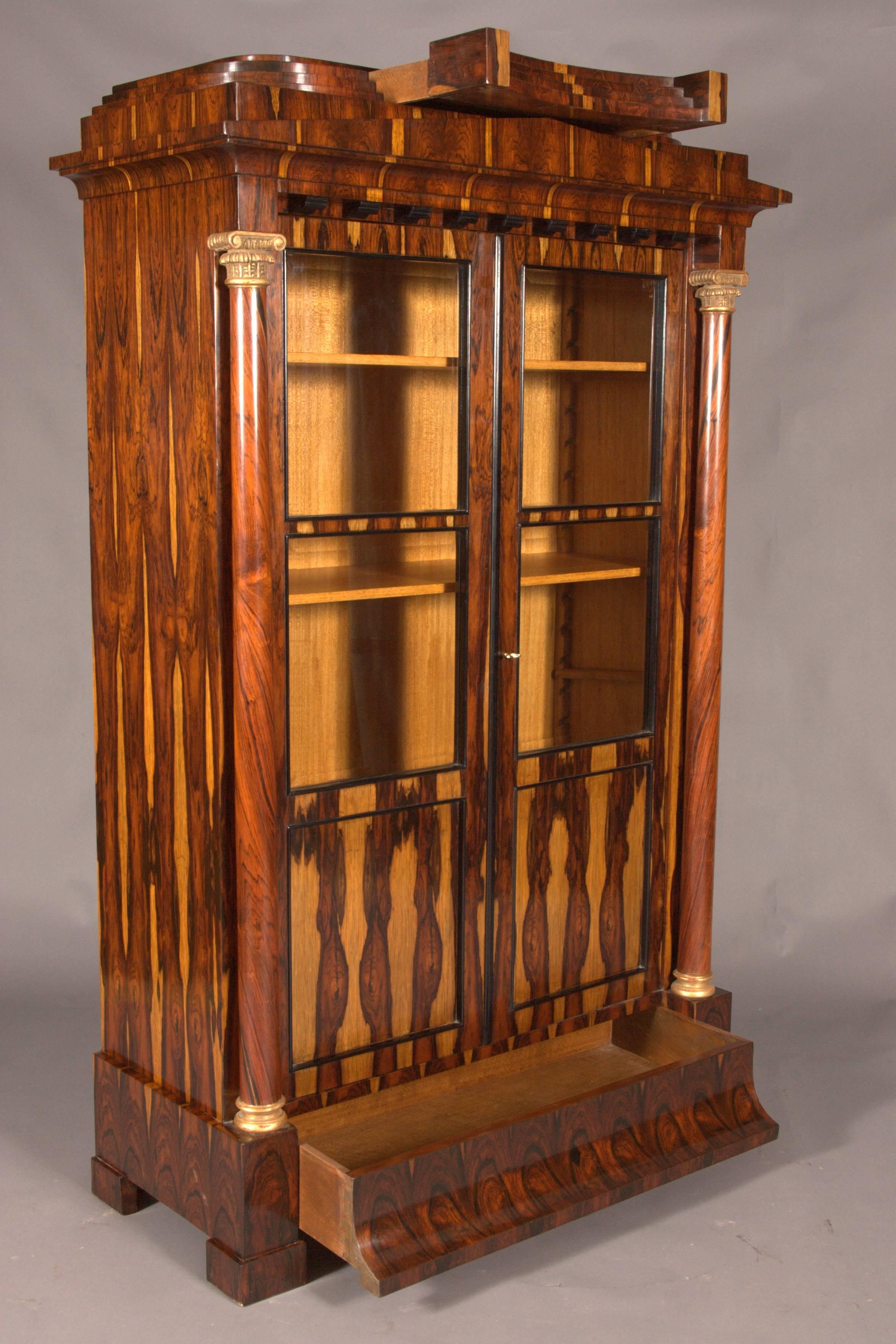 Große große Vitrine im Biedermeier-Stil aus exotischem Palisander, 2 Säulen (Holz) im Angebot