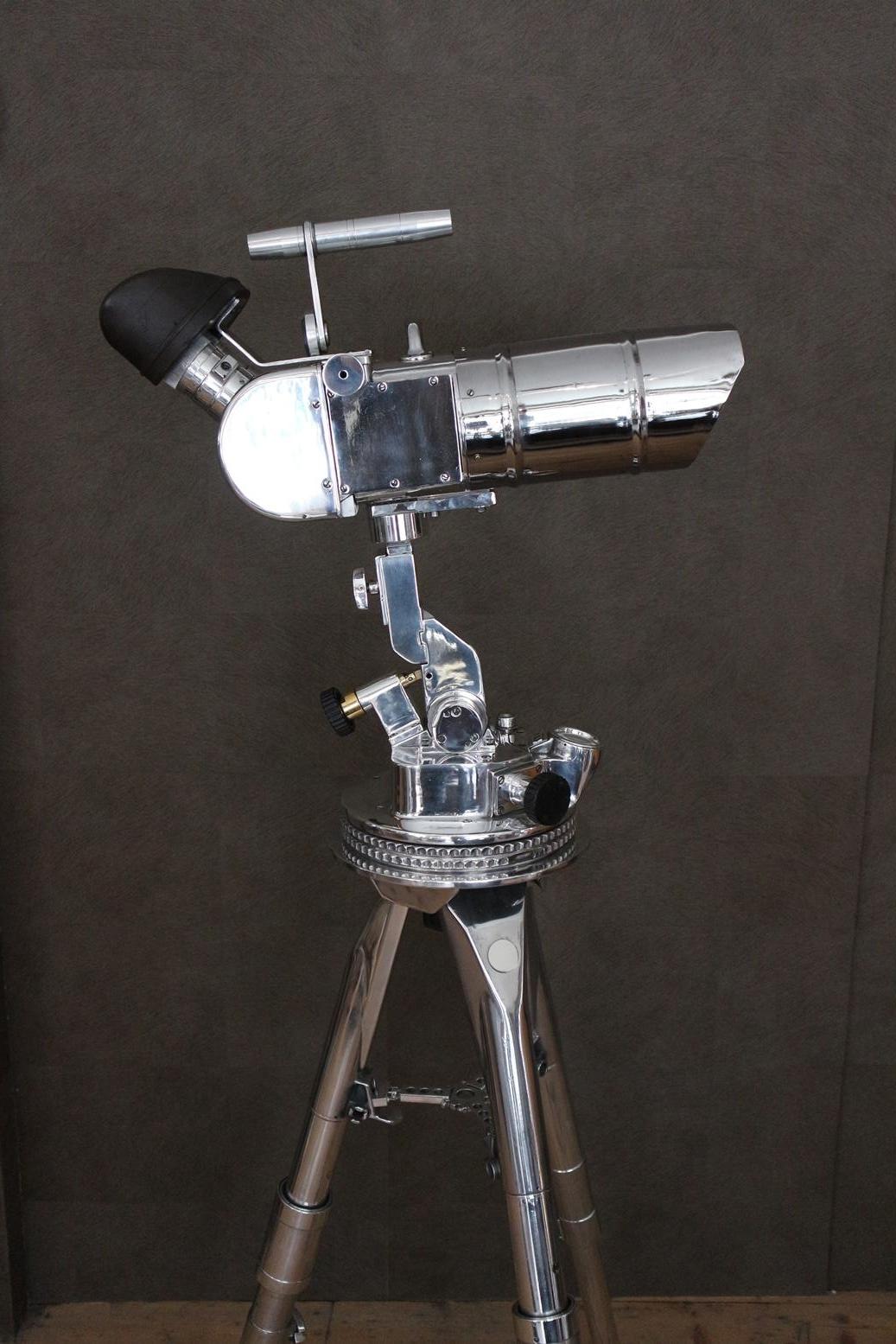 Very large and unique observation viewer from the Second World War 25 x 105 by Jos. Schneider & Co., Optische Werke KG, Göttingen, circa 1944. Completely in perfect condition. Standing on impressive adjustable tripod from later period around 1960.