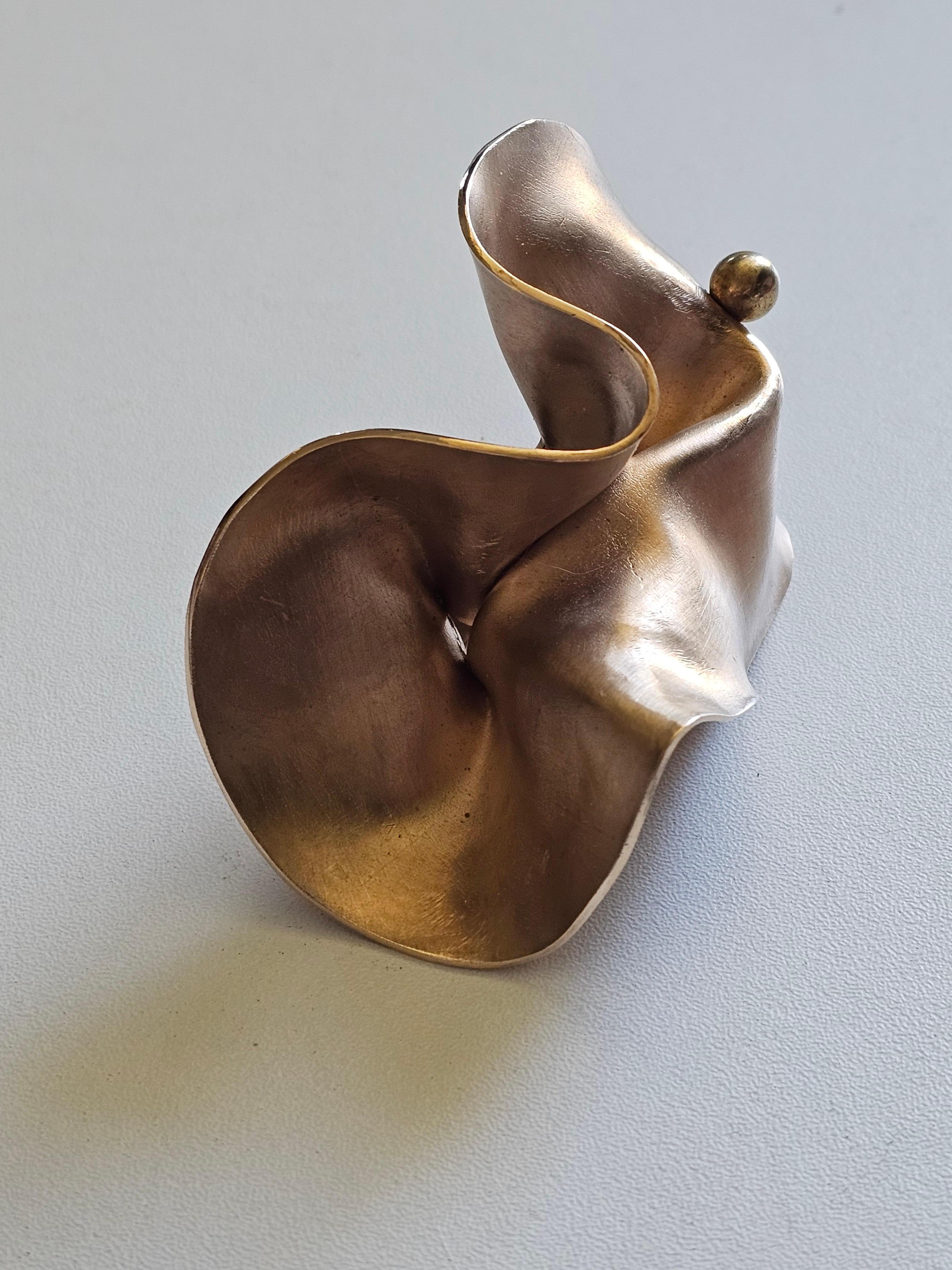 Big Waterlily Sculpture Statement Ring in satinated rose bronze and polished outlines with brass Pearl D 8 mm ( 0.31 in )

Unique 
Hallmarked

Dimensions 
cm : L 8.5 x W 6.5 x H 6 
in : L 3.34 x W 2.56 x H 2.36
Thickness : 1.5 mm ( 0.059 in )

The