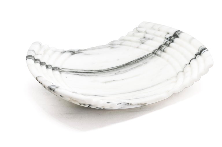 Big striped Wave tray in Arabescato marble. 
-Jacopo Simonetti Design for Fiammetta V-
Each piece is in a way unique (every marble block is different in veins and shades) and handmade by Italian artisans specialized over generations in processing