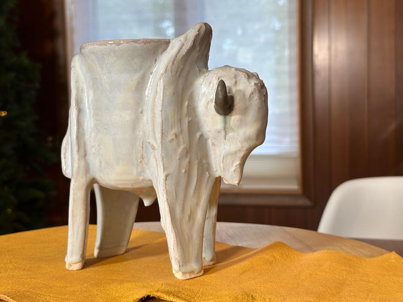 Vase Big White Bison (Tatanka) Céramique (Whiting) Grès, émail blanc mat en vente 3