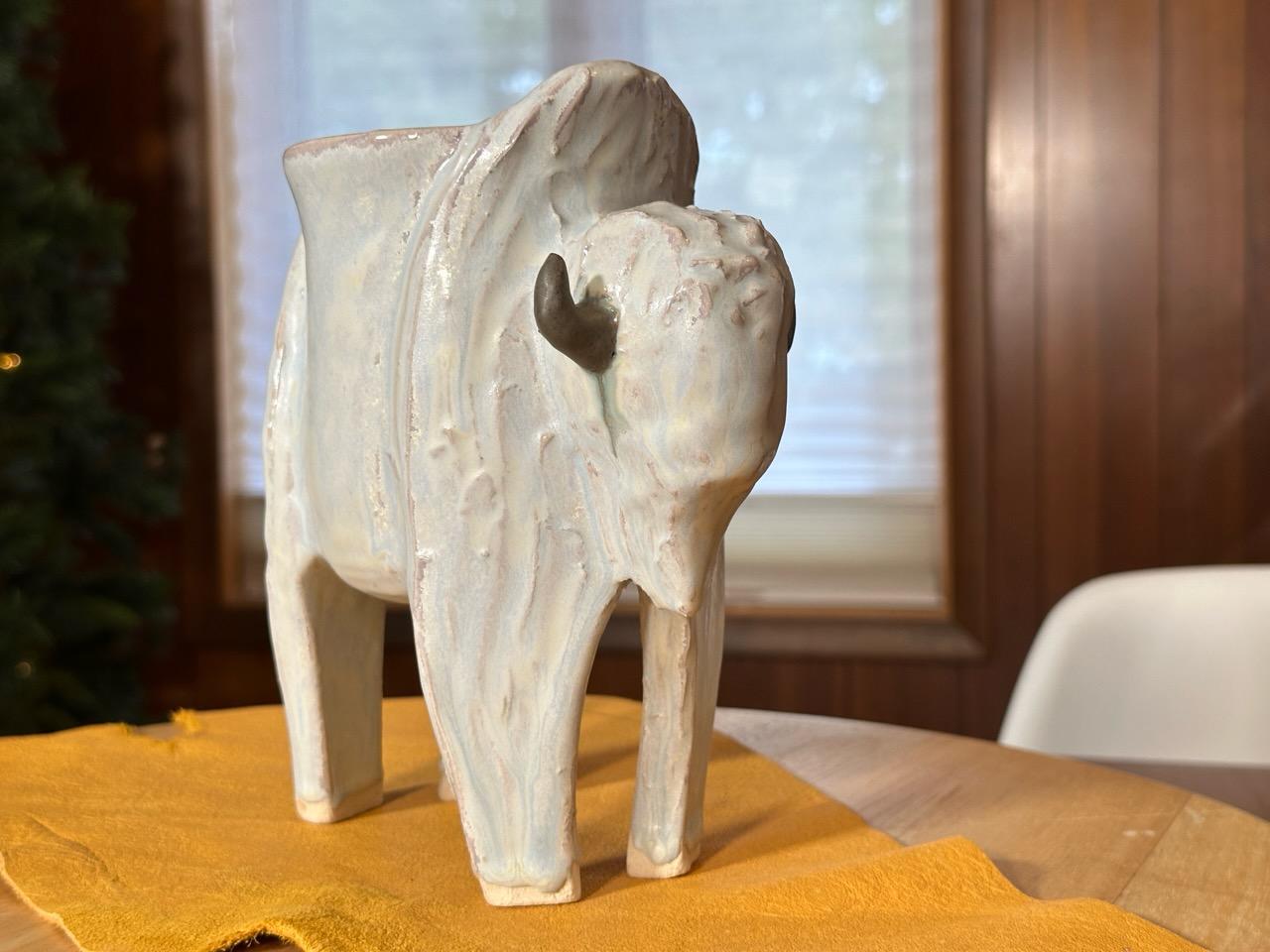 Vase Big White Bison (Tatanka) Céramique (Whiting) Grès, émail blanc mat en vente 4