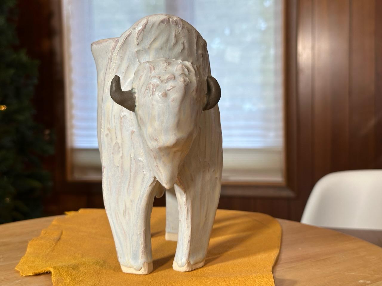 Vase Big White Bison (Tatanka) Céramique (Whiting) Grès, émail blanc mat en vente 5