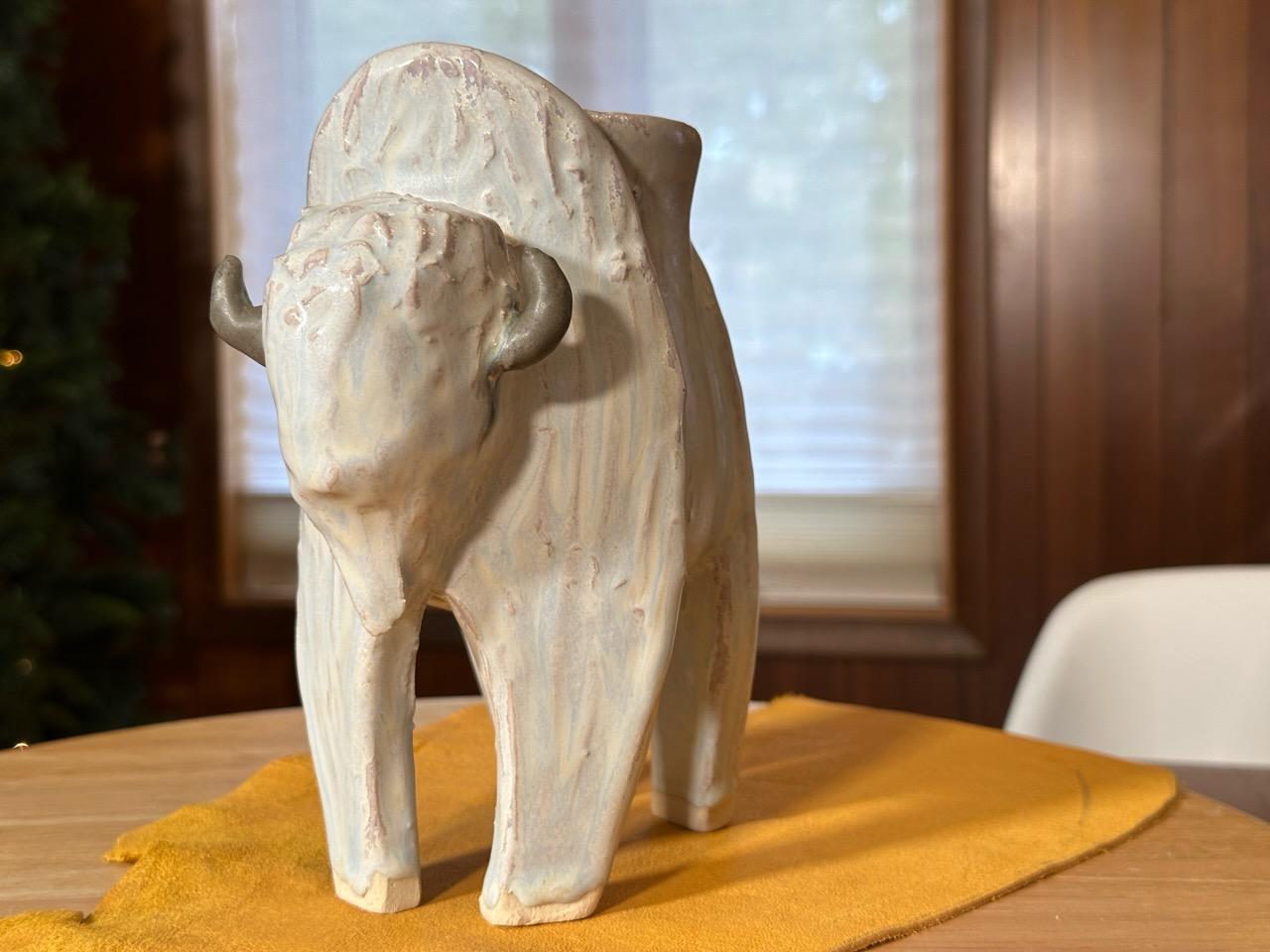 Vase Big White Bison (Tatanka) Céramique (Whiting) Grès, émail blanc mat en vente 6