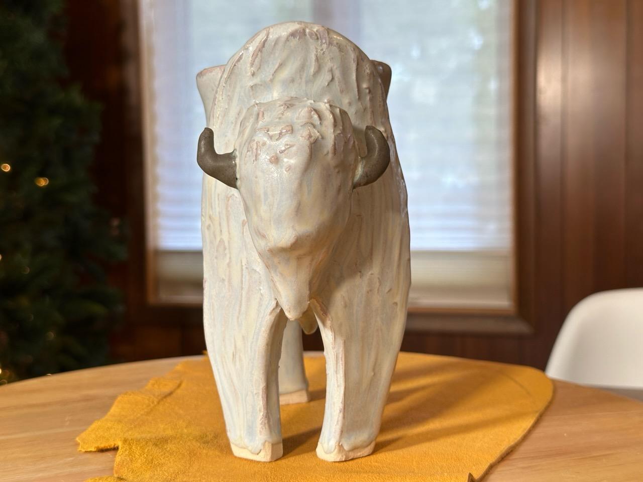 Artisanat Vase Big White Bison (Tatanka) Céramique (Whiting) Grès, émail blanc mat en vente