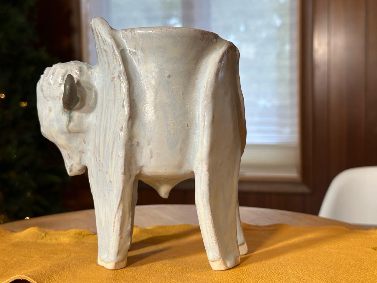 Américain Vase Big White Bison (Tatanka) Céramique (Whiting) Grès, émail blanc mat en vente