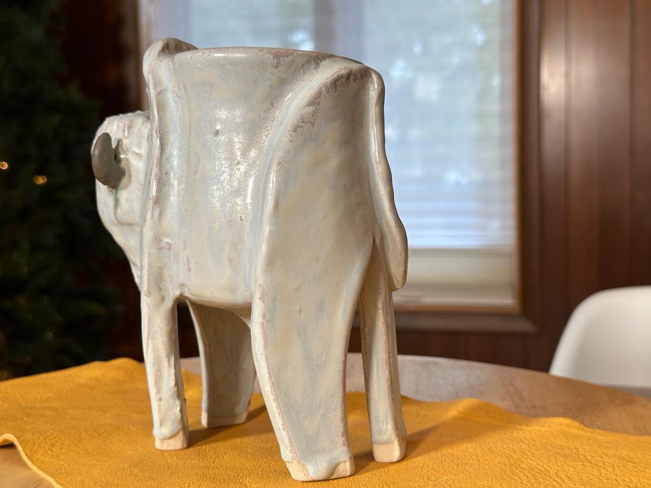 Cuit Vase Big White Bison (Tatanka) Céramique (Whiting) Grès, émail blanc mat en vente