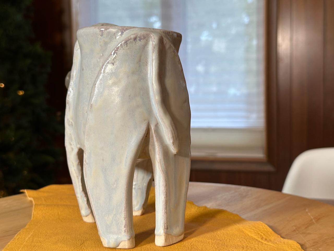 Vase Big White Bison (Tatanka) Céramique (Whiting) Grès, émail blanc mat Neuf - En vente à Cody, WY