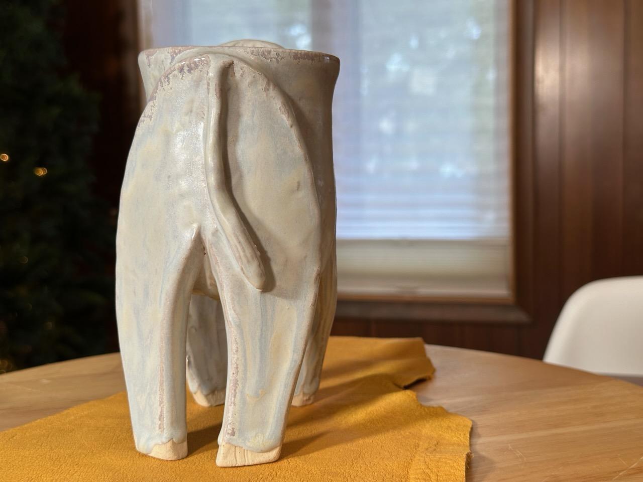 XXIe siècle et contemporain Vase Big White Bison (Tatanka) Céramique (Whiting) Grès, émail blanc mat en vente