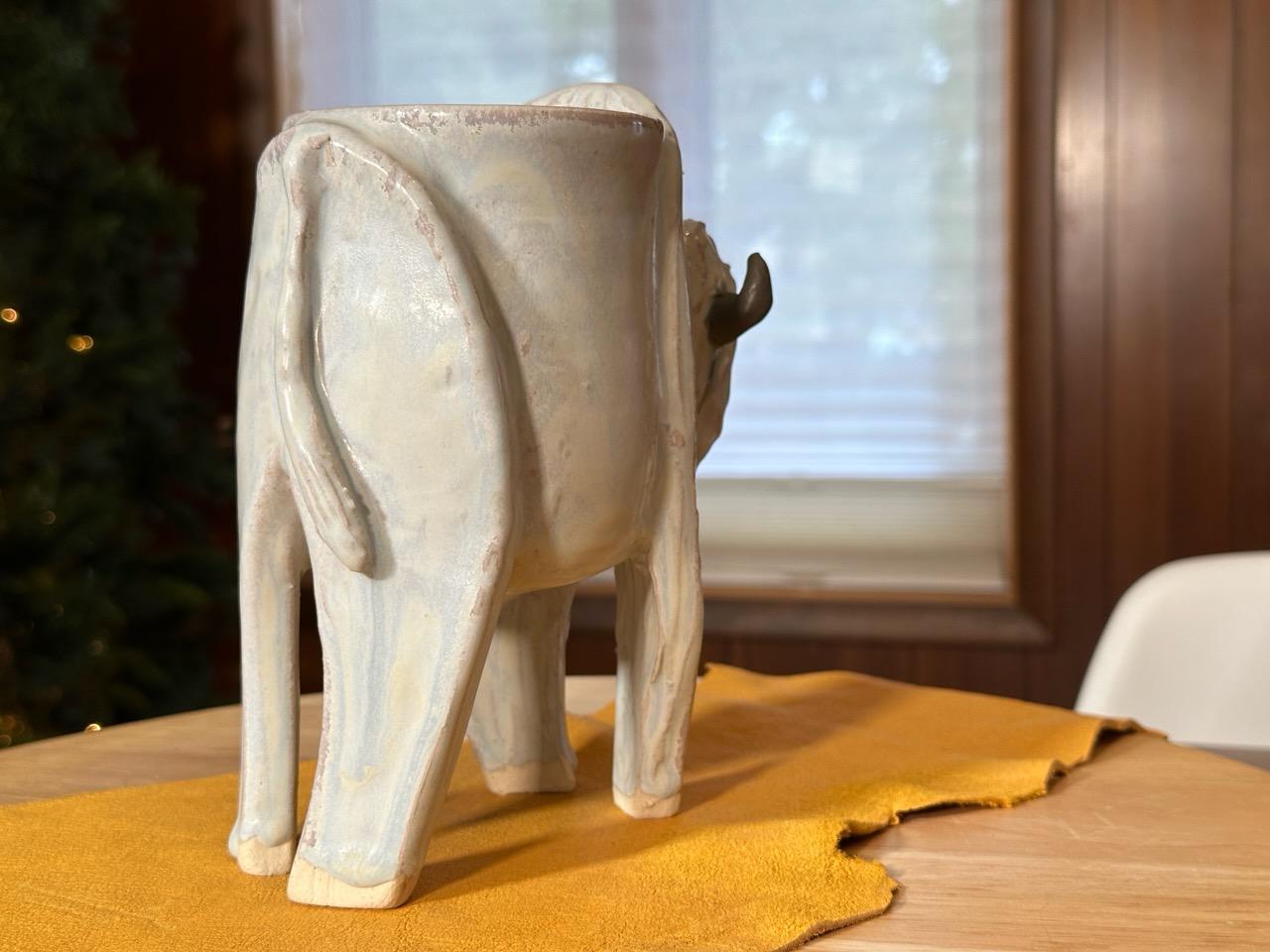 Vase Big White Bison (Tatanka) Céramique (Whiting) Grès, émail blanc mat en vente 1