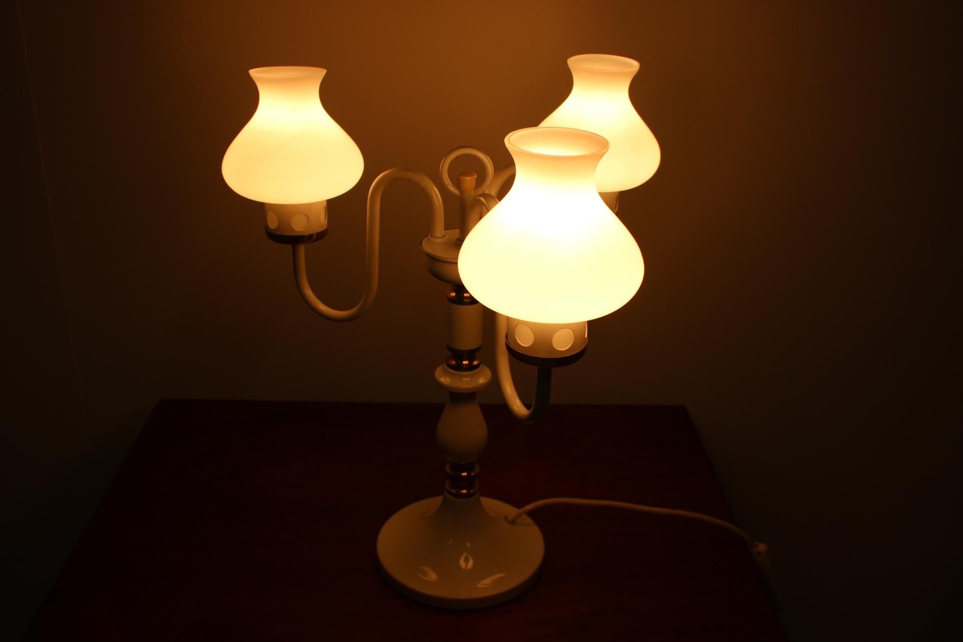 Grande lampe de table blanche:: Drukov:: 1970 Bon état - En vente à Praha, CZ