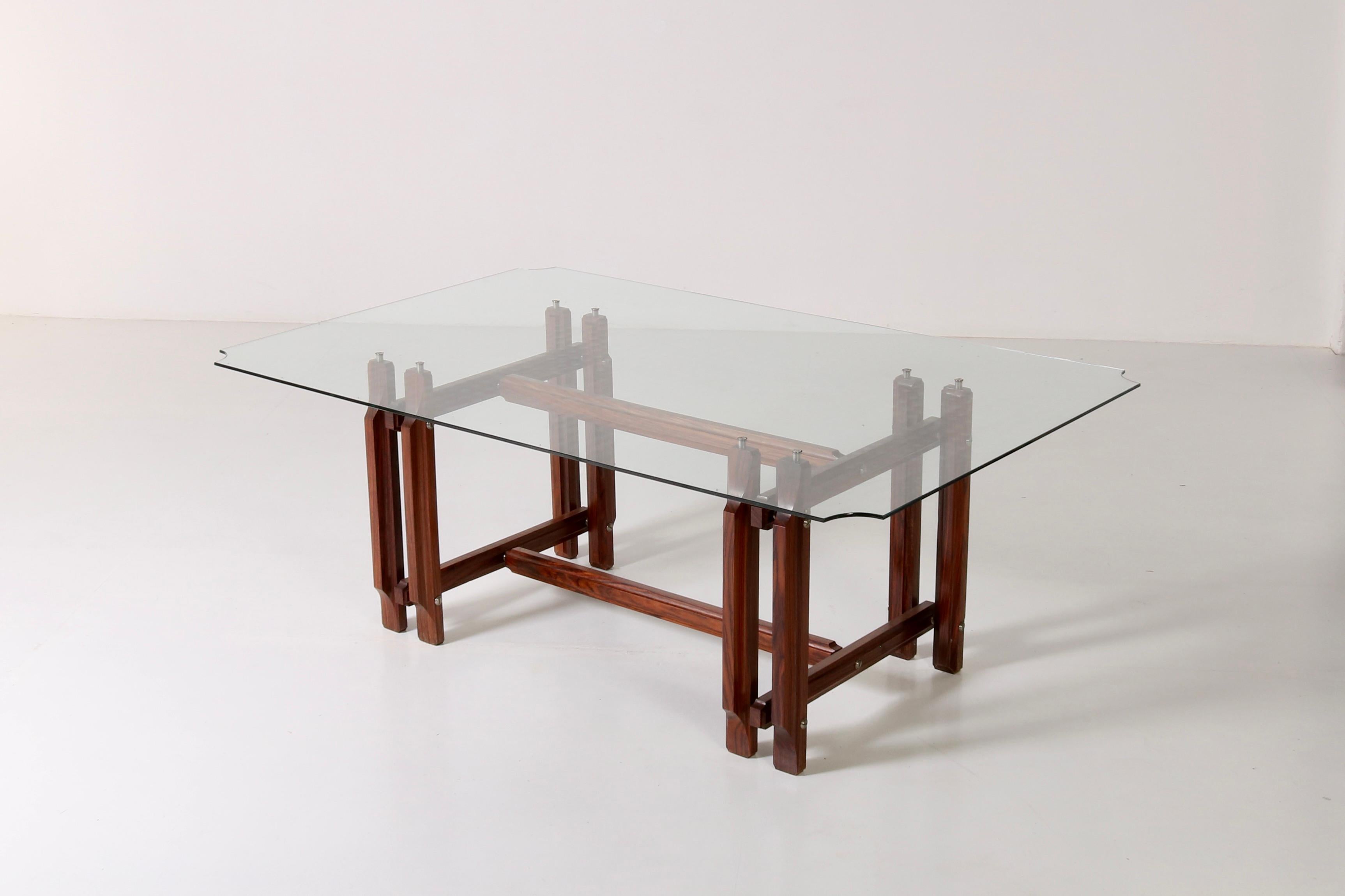 Dieser von Vittorio Dassi entworfene Tisch verbindet nahtlos die für das italienische Design der 1960er Jahre typische sorgfältige Handwerkskunst und ästhetische Forschung. Seine schlichte, minimalistische Silhouette aus Holz, die durch Details aus