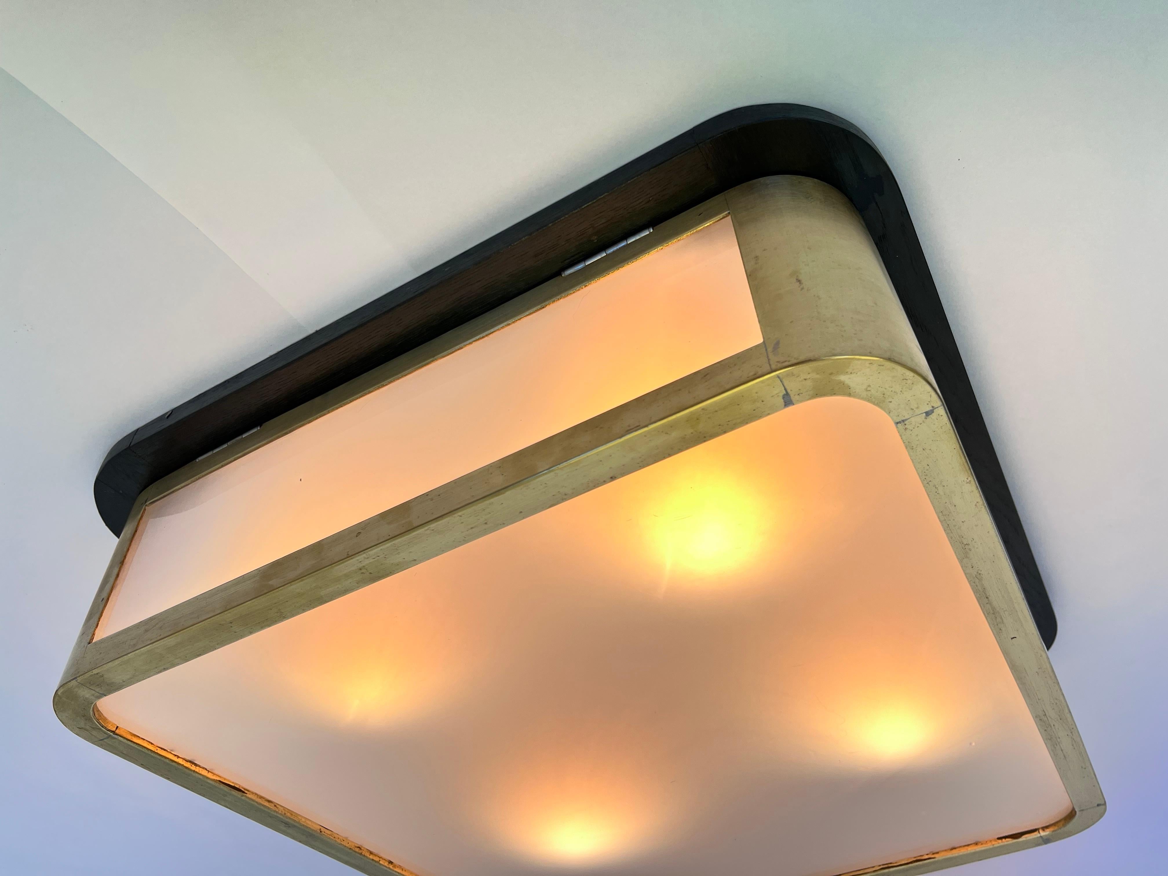 Gran lámpara de techo o pared XXL de latón y cristal Bauhaus, años 40 en Bueno estado para la venta en Praha, CZ