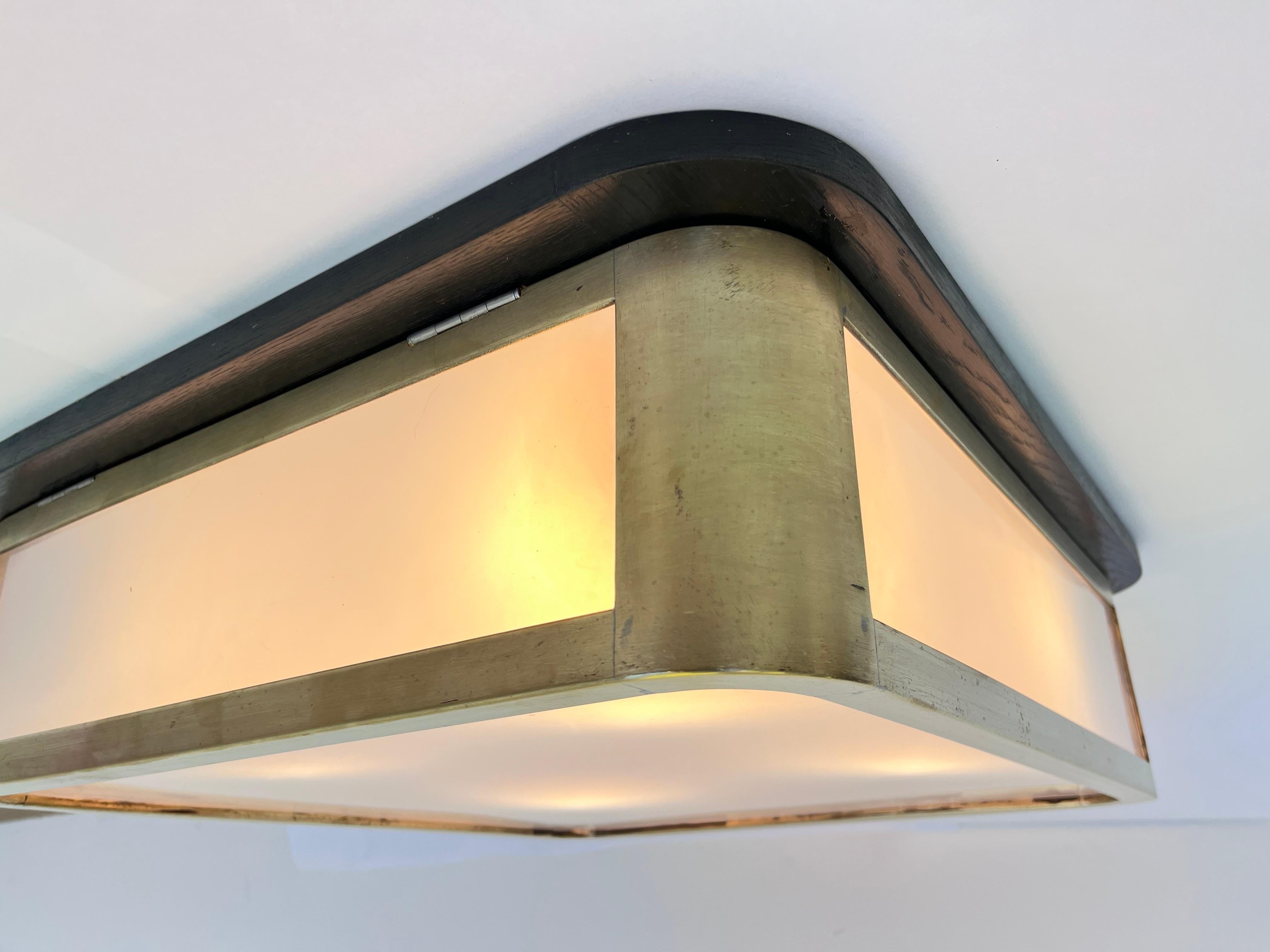 Gran lámpara de techo o pared XXL de latón y cristal Bauhaus, años 40 mediados del siglo XX en venta