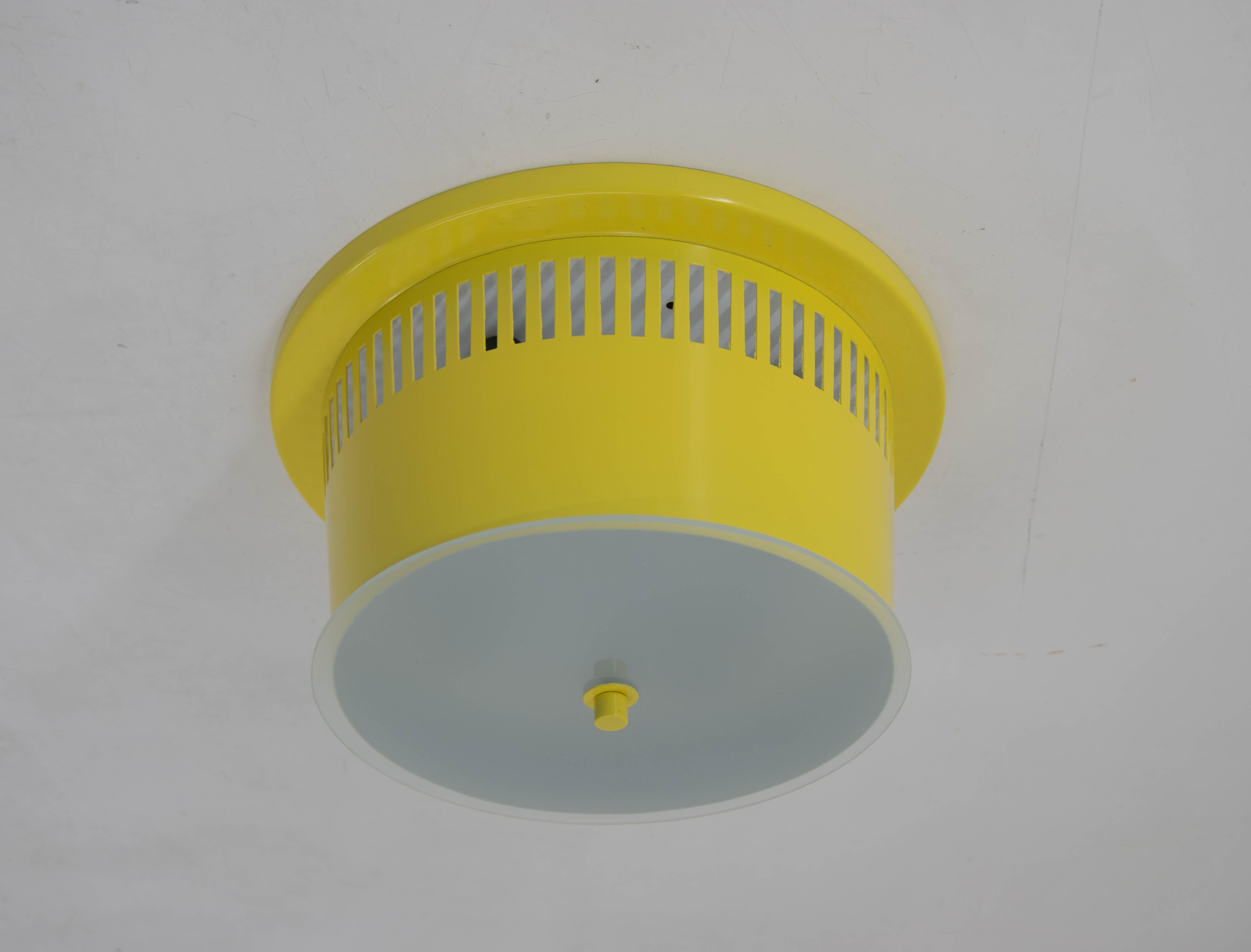 Large Space Age flush mount made in 1960s.
Four items available, price per one item.
Restored: new paint, new sand blasted glass.
Rewired: 4x60W,E25-E27 bulbs
US wiring compatible