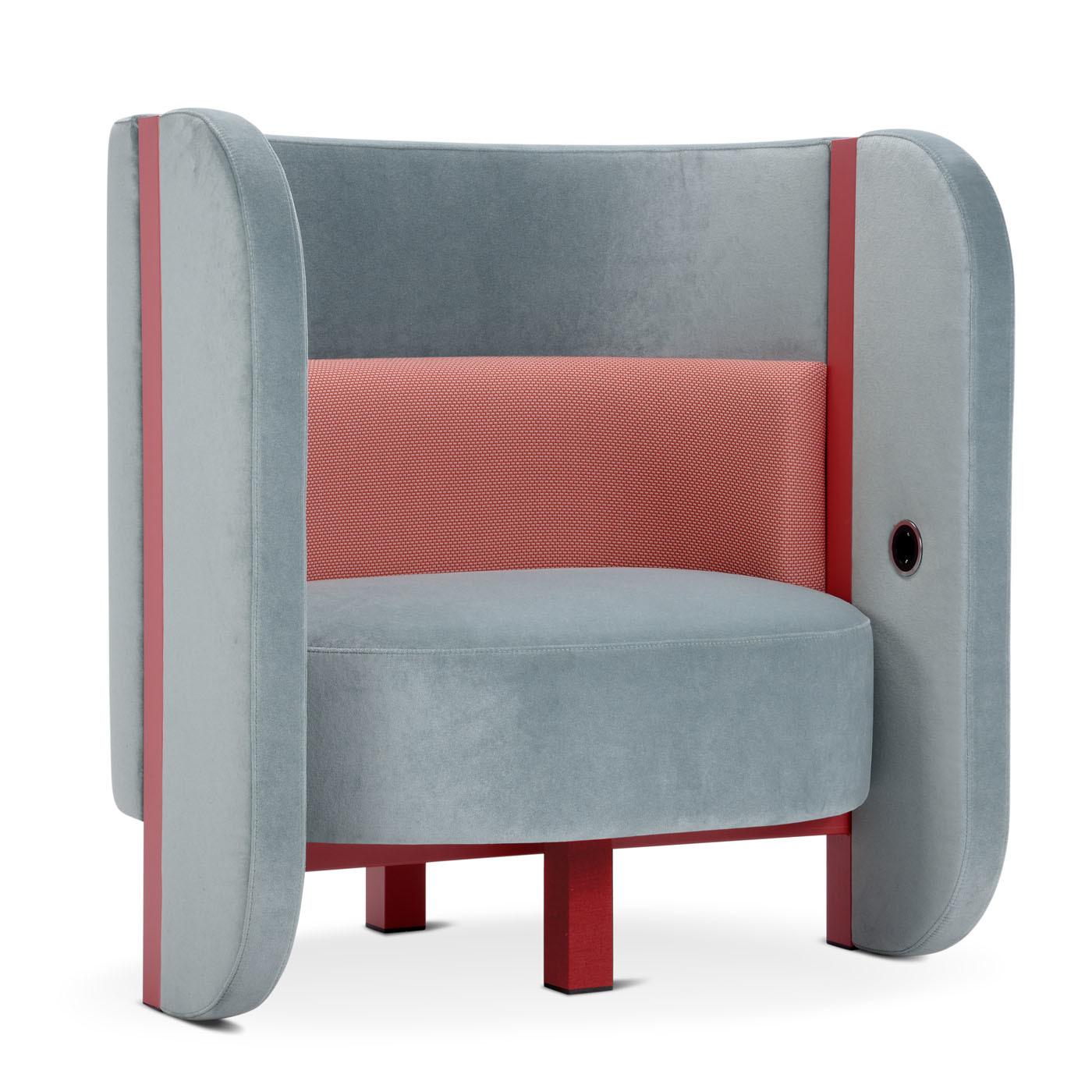 The armchair in non-deformable polyurethane foam of varying densities provides comfort and all-round relaxation due in part to the USB ports for recharging your mobile devices. The shape is characterized by two wings that enclose and protect, and