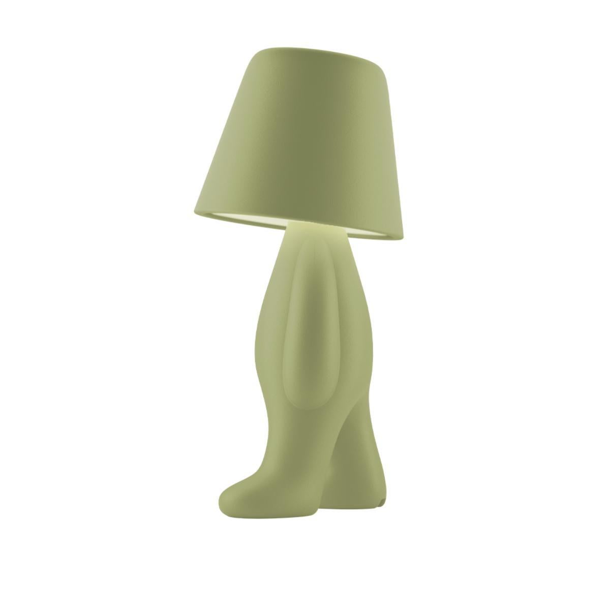 Présente le dernier né de la famille des frères Golden et Sweet : le Bigli. Ce nouveau membre agrandit la famille en conservant la même posture attachante de la célèbre lampe Tom.  Fabriqué pour illuminer votre espace, le BIGLI est  une lampe à