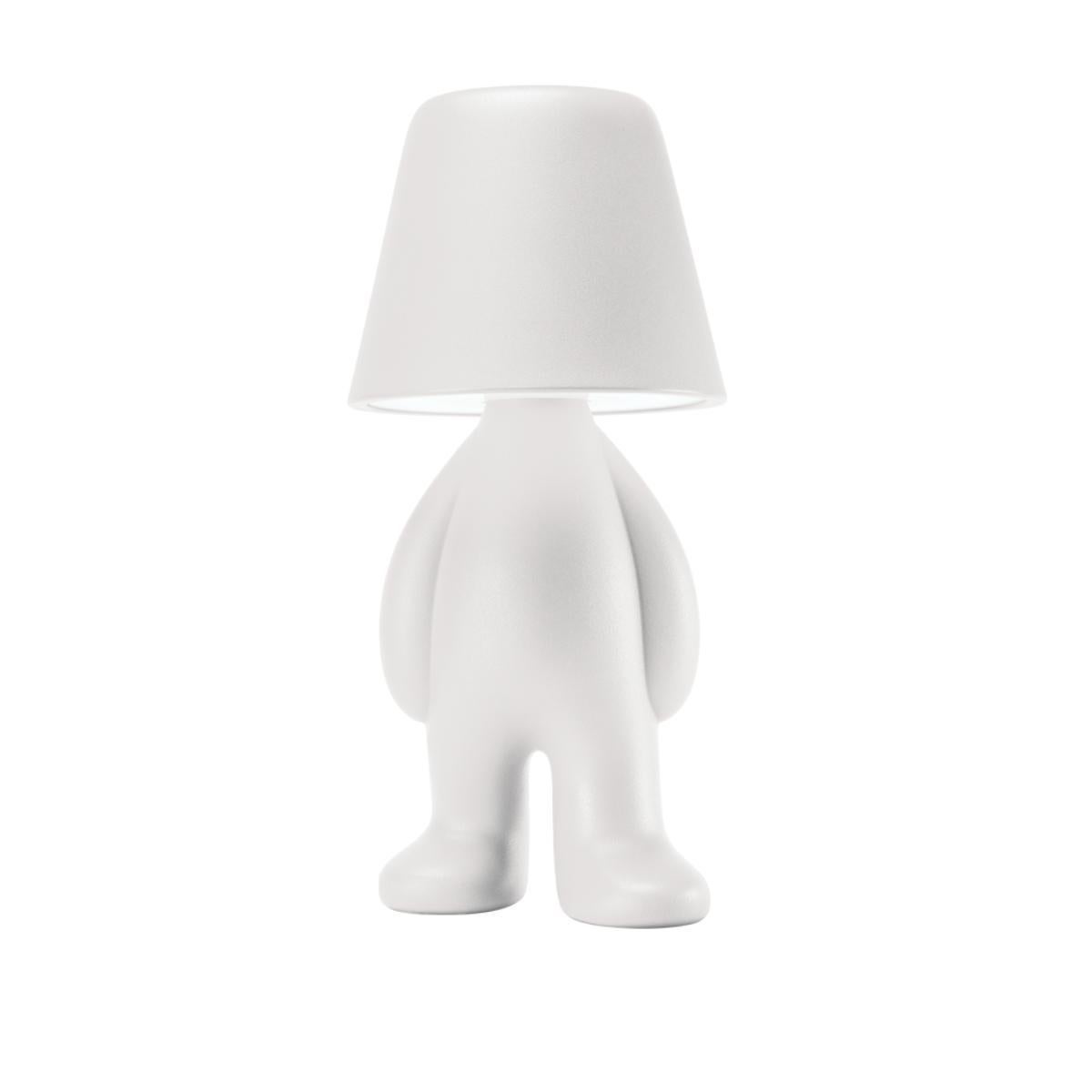 Der neueste Zuwachs in der Familie der Goldenen und Süßen Brüder: der Bigger Brother. Dieses neue Mitglied erweitert die Familie und behält die gleiche liebenswerte Haltung wie die berühmte Tom-Lampe.  Der Bigger Brother ist so konstruiert, dass er
