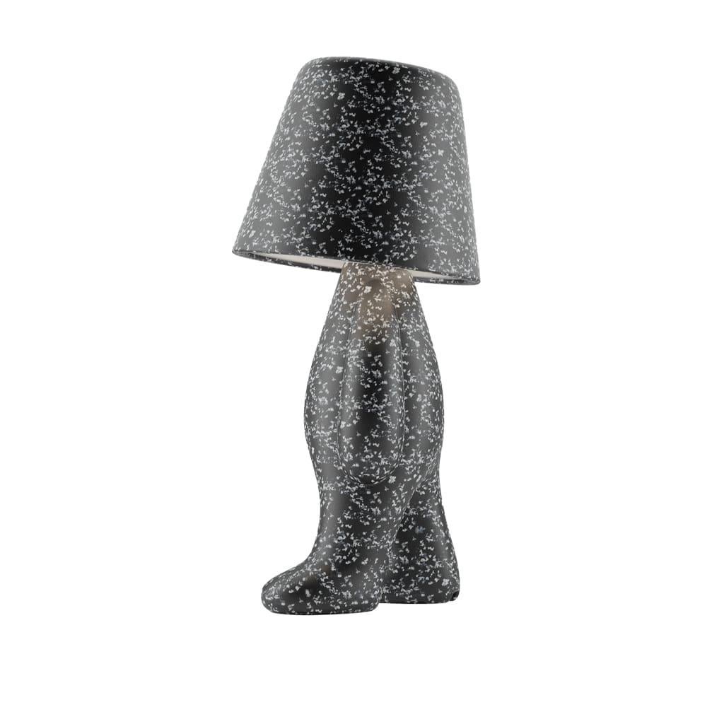 Présente le dernier né de la famille des frères Golden et Sweet : le Bigli. Ce nouveau membre agrandit la famille en conservant la même posture attachante de la célèbre lampe Tom.  Fabriqué pour illuminer votre espace, le BIGLI est  une lampe à
