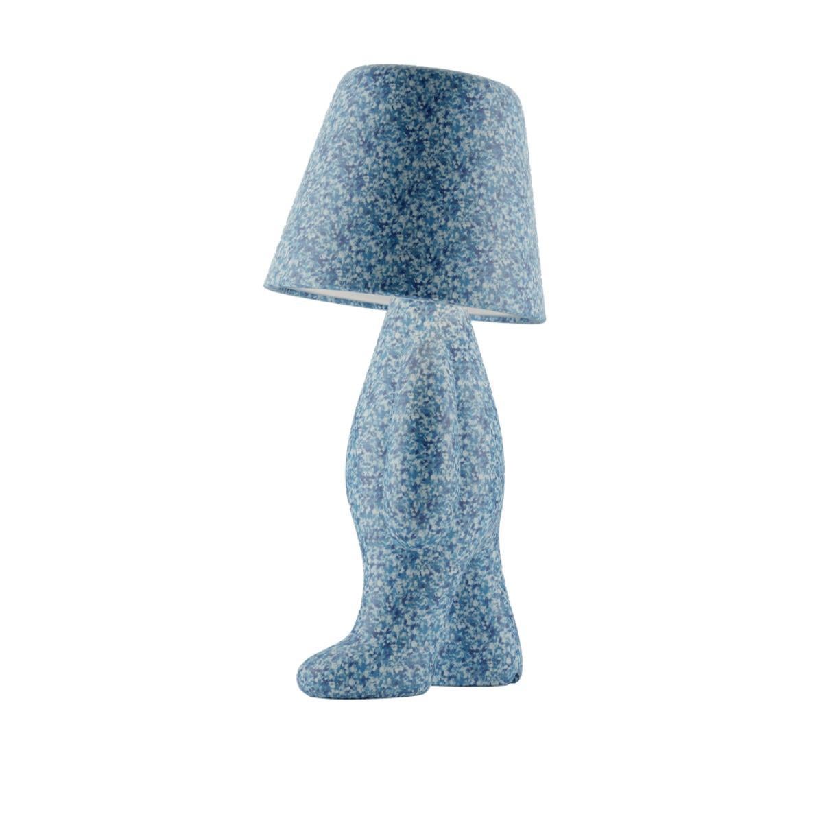 Présente le dernier né de la famille des frères Golden et Sweet : le Bigli. Ce nouveau membre agrandit la famille en conservant la même posture attachante de la célèbre lampe Tom.  Fabriqué pour illuminer votre espace, le BIGLI est  une lampe à