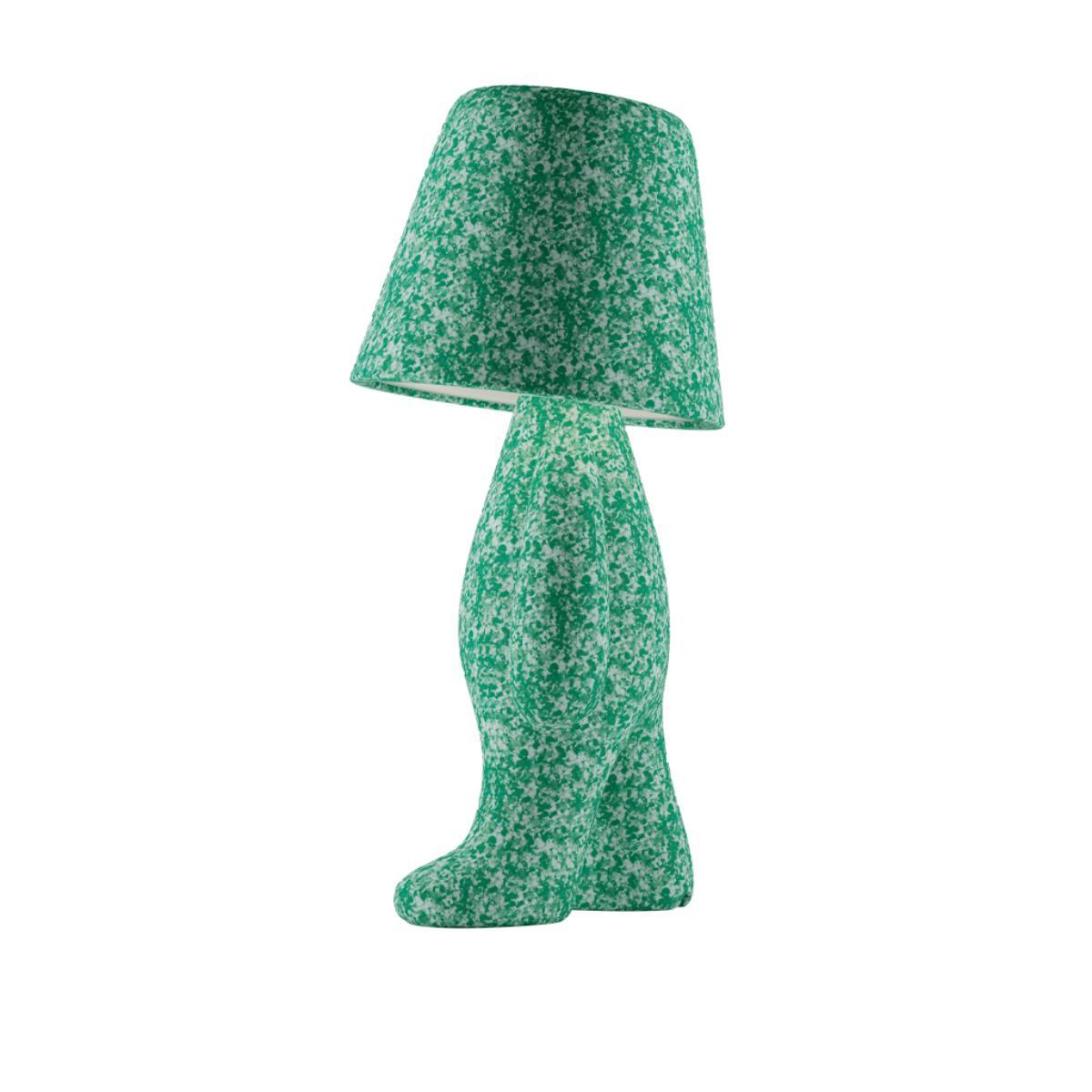 Présente le dernier né de la famille des frères Golden et Sweet : le Bigli. Ce nouveau membre agrandit la famille en conservant la même posture attachante de la célèbre lampe Tom.  Fabriqué pour illuminer votre espace, le BIGLI est  une lampe à