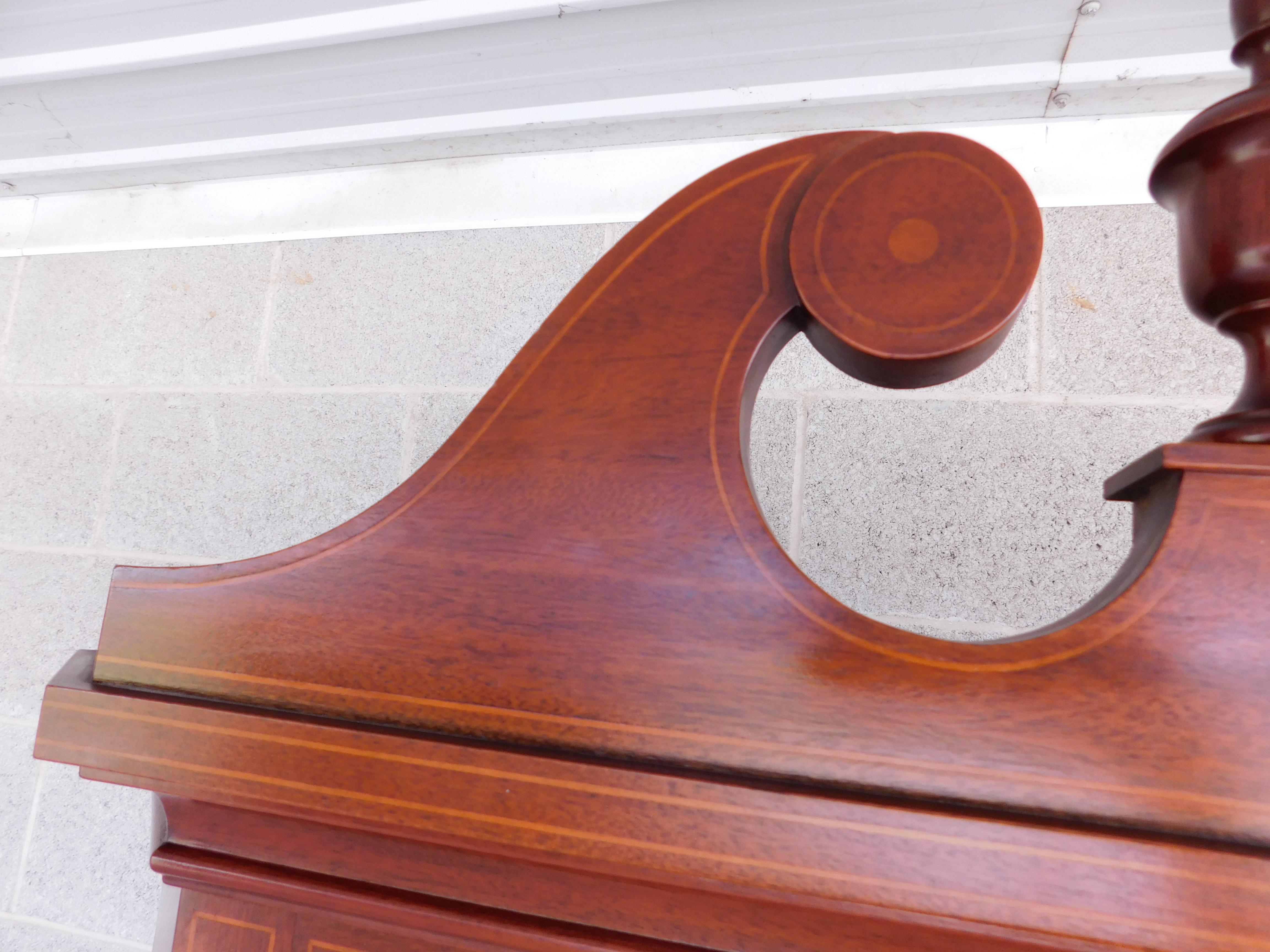 Biggs Furniture Federal Style Mahagoni-Eckschrank mit Bändern und kleinem Eckschrank (Intarsie) im Angebot