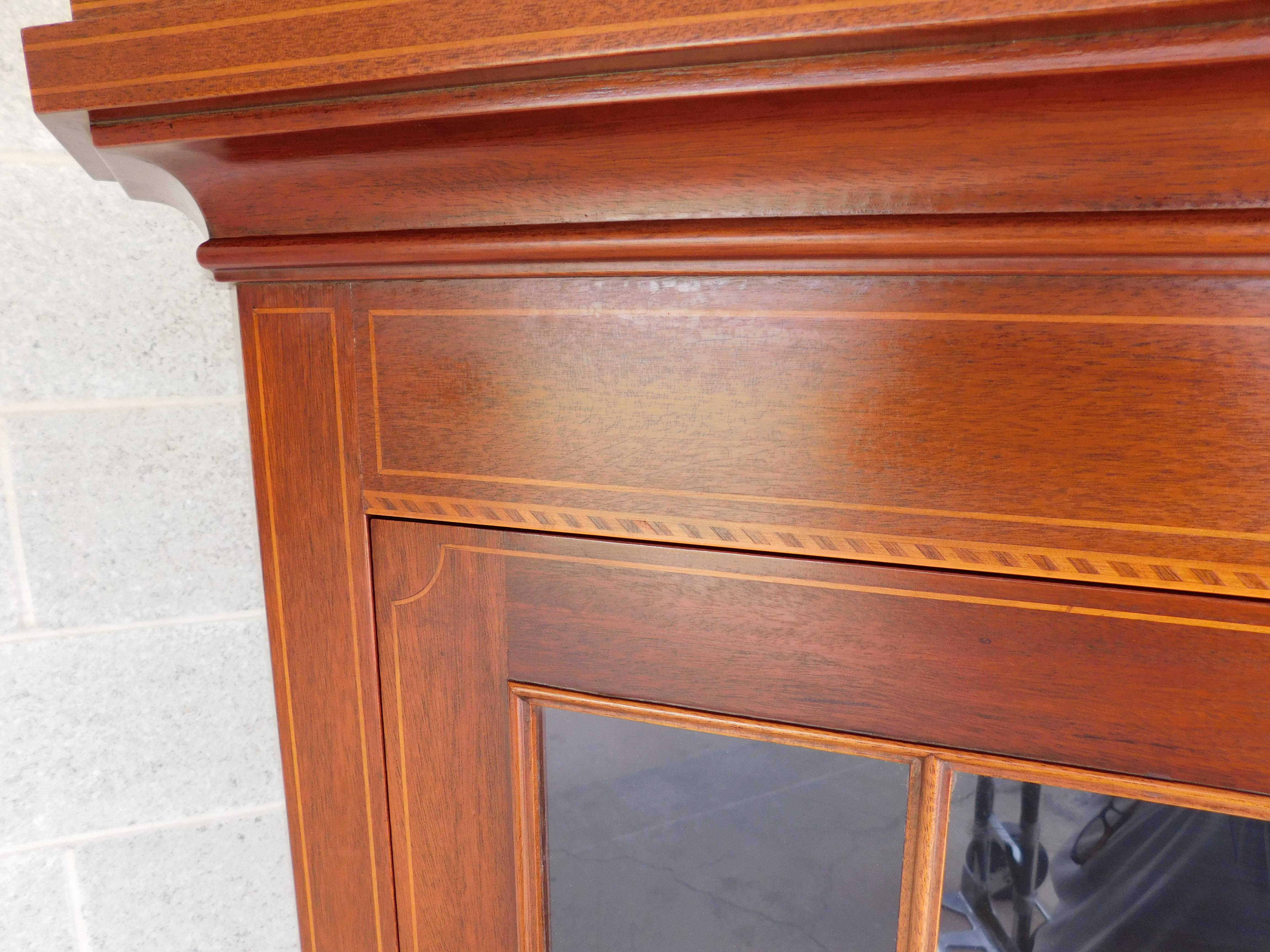 Biggs Furniture Federal Style Mahogany Banded Petite Corner Cabinet In Good Condition For Sale In Parkesburg, PA