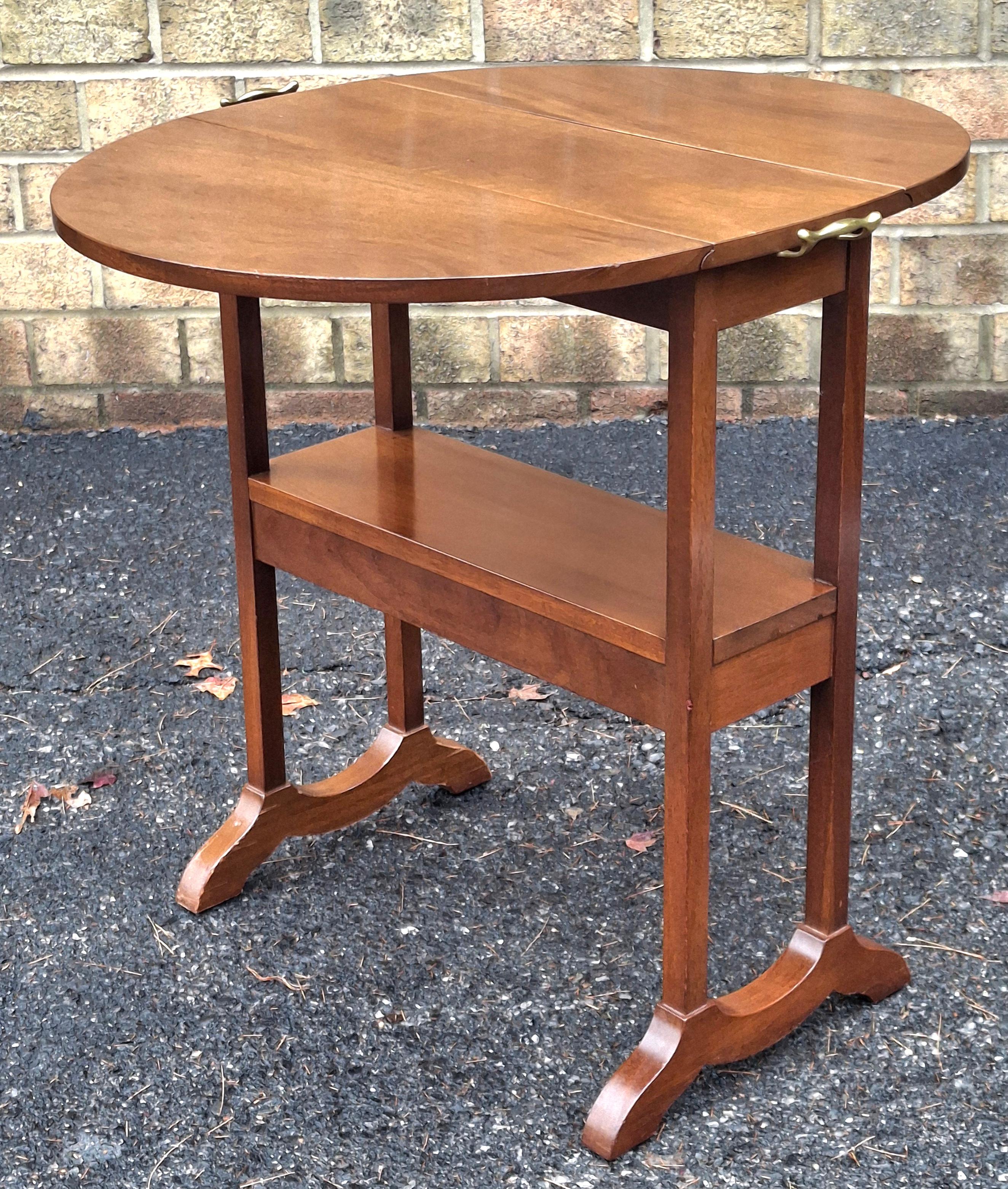 Biggs Furniture Table à feuilles tombantes en acajou de style Regency en vente 2