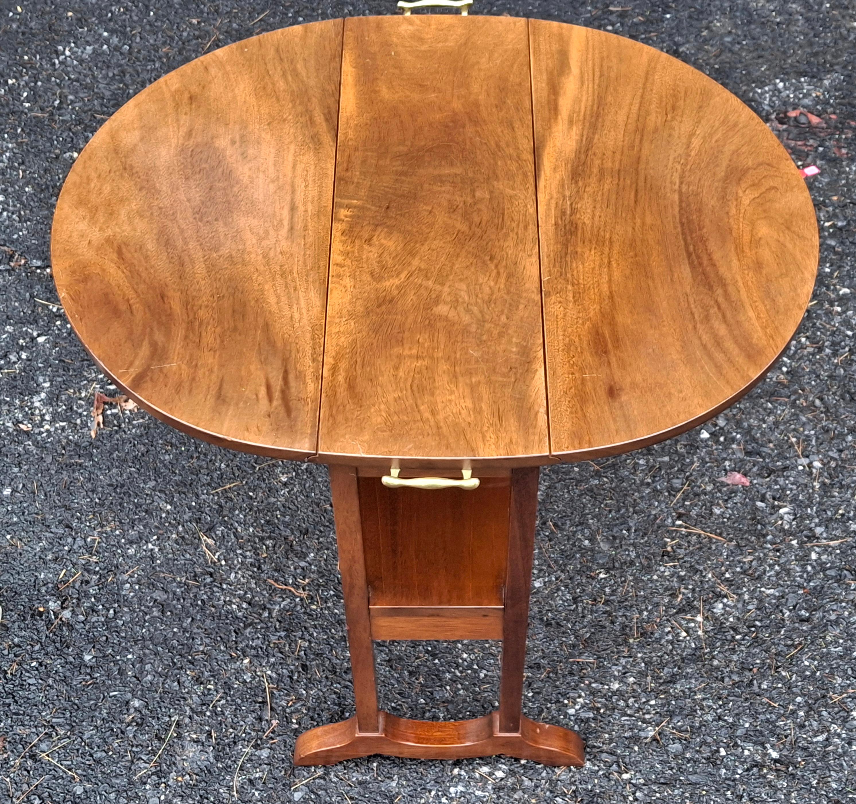 Biggs Furniture Table à feuilles tombantes en acajou de style Regency en vente 3