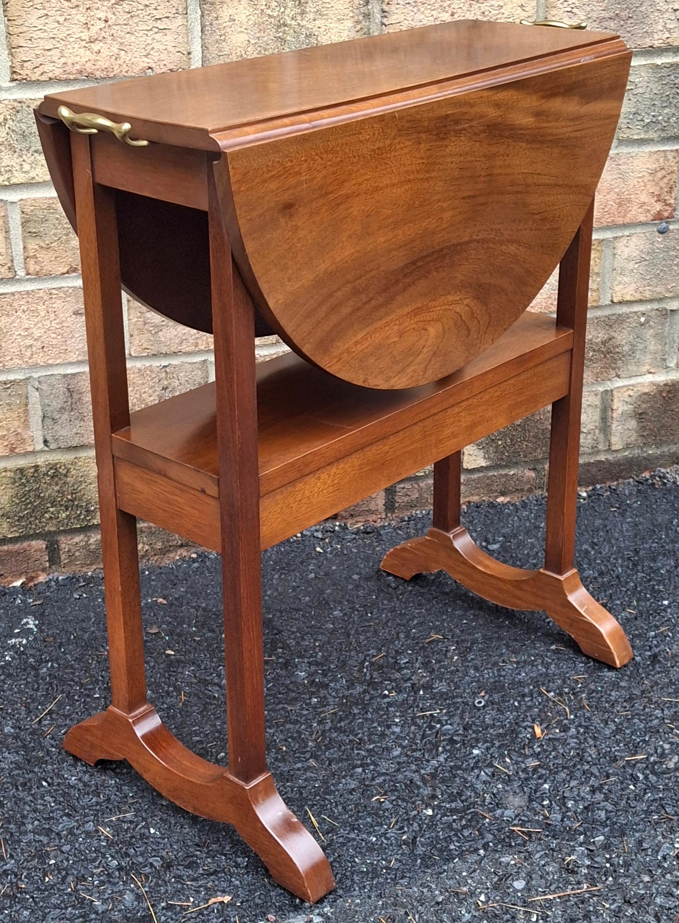 Table d'appoint en acajou, style Regency, du milieu du 20e siècle.
Mesures : 26