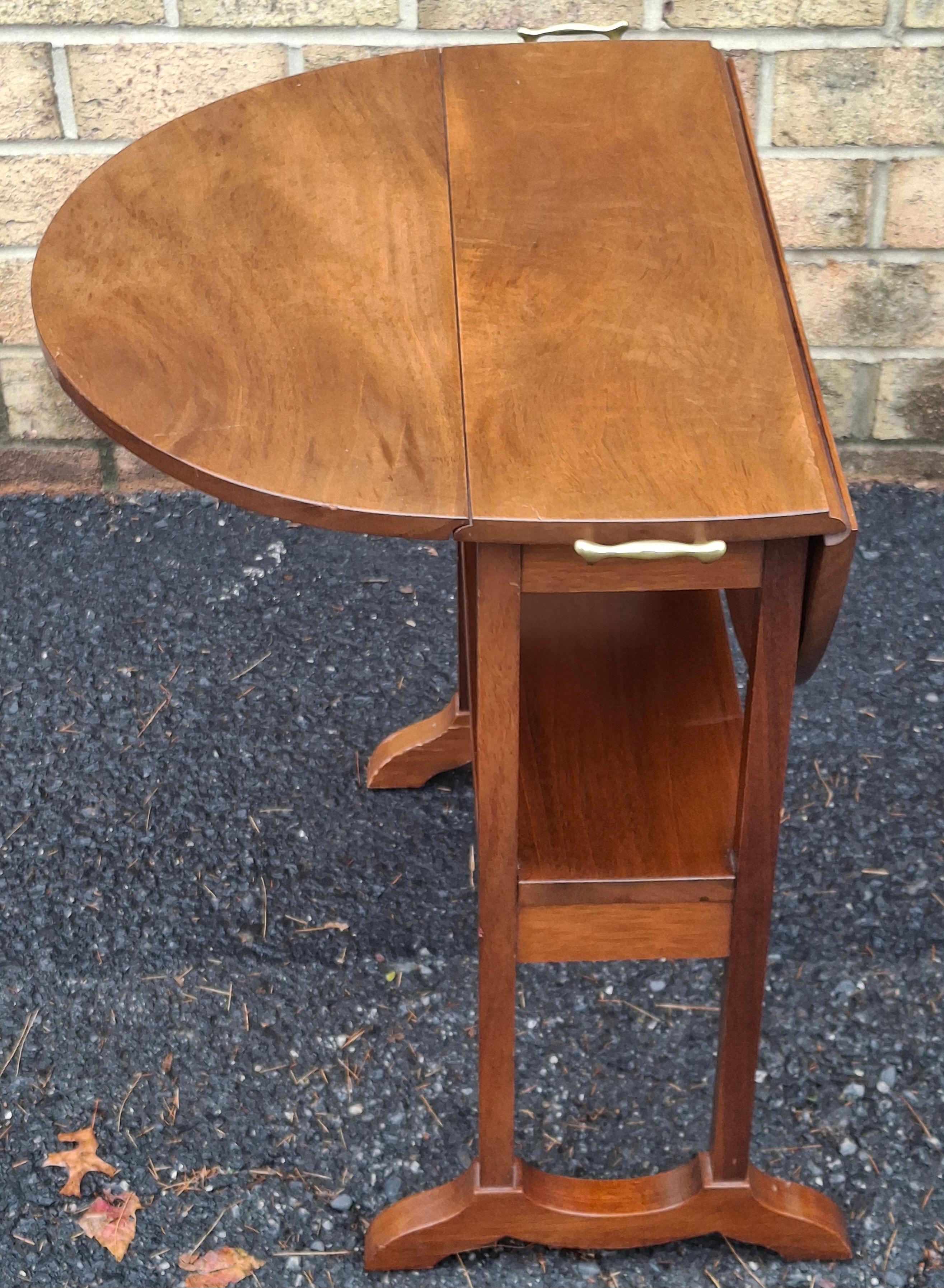 20ième siècle Biggs Furniture Table à feuilles tombantes en acajou de style Regency en vente