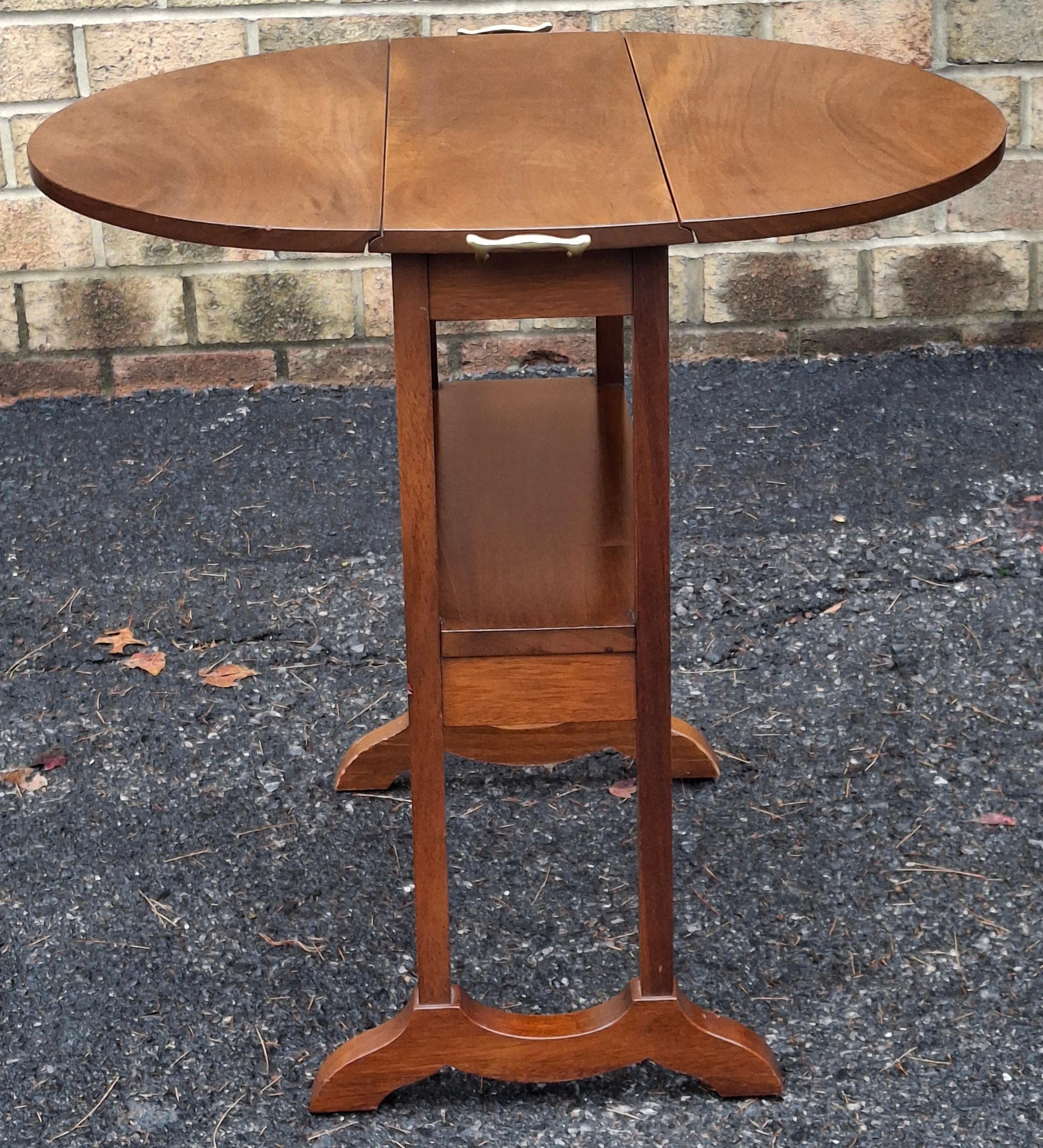 Laiton Biggs Furniture Table à feuilles tombantes en acajou de style Regency en vente