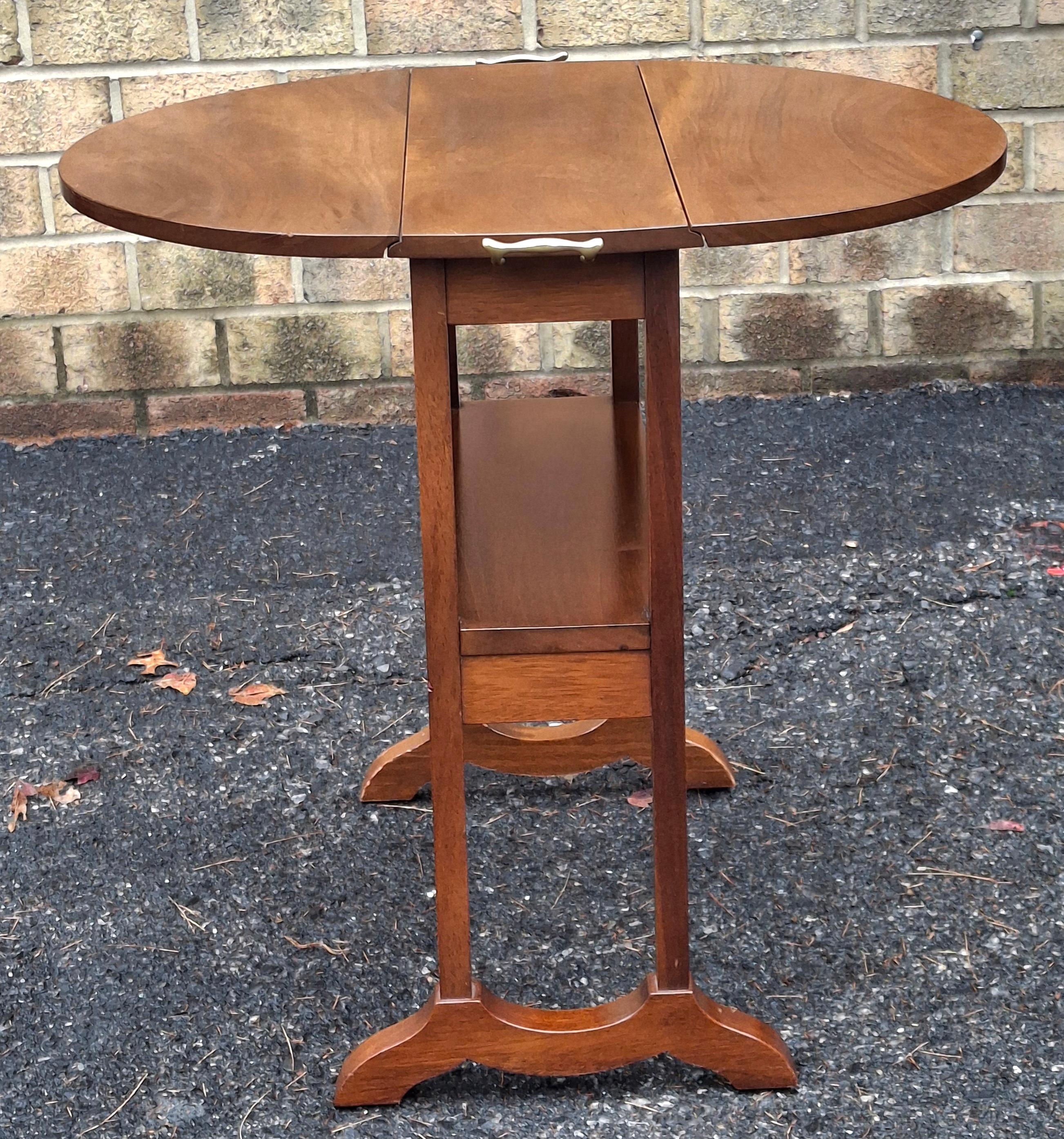 Biggs Furniture Table à feuilles tombantes en acajou de style Regency en vente 1