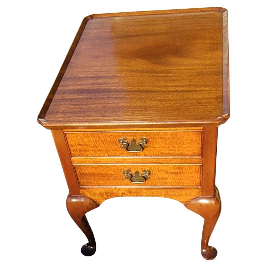 Table d'appoint ou table de nuit en acajou Queen Anne à deux tiroirs de Biggs furniture en très bon état vintage. Mesure 20